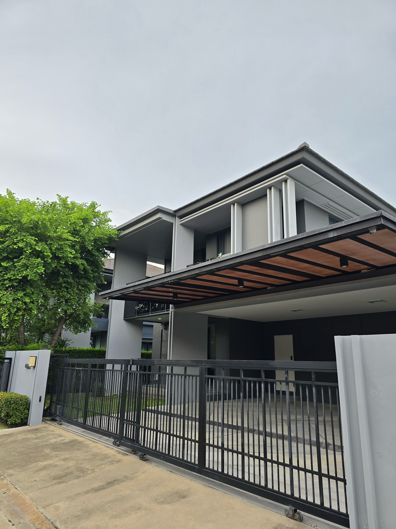 🟢 ให้เช่าบ้านเดี่ยวหรู 2 ชั้น บ้านหันทิศใต้ ลมโกรกสบาย เลขที่บ้านมงคล จอดรถได้ 3 คัน ตกแต่งครบด้วยเฟอร์นิเจอร์สวยตามภาพ