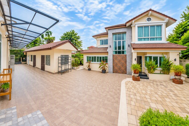 2Mansions 4–7Beds Wongwaen Ramindra KhuBon close to Safari World and Fashion Island4Baths Spacious 2