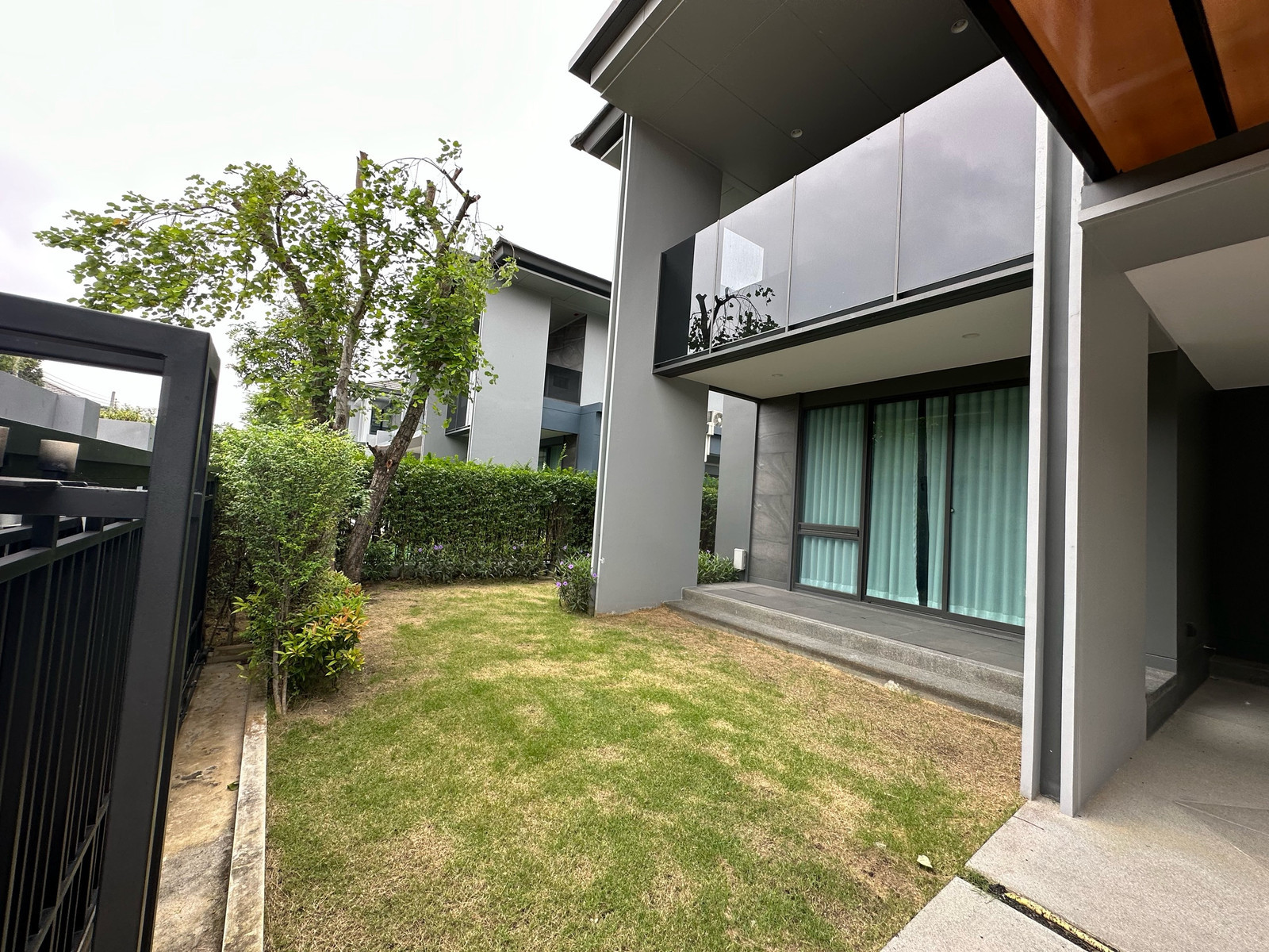 🟢 ให้เช่าบ้านเดี่ยวหรู 2 ชั้น บ้านหันทิศใต้ ลมโกรกสบาย เลขที่บ้านมงคล จอดรถได้ 3 คัน ตกแต่งครบด้วยเฟอร์นิเจอร์สวยตามภาพ – รูปที่ 2
