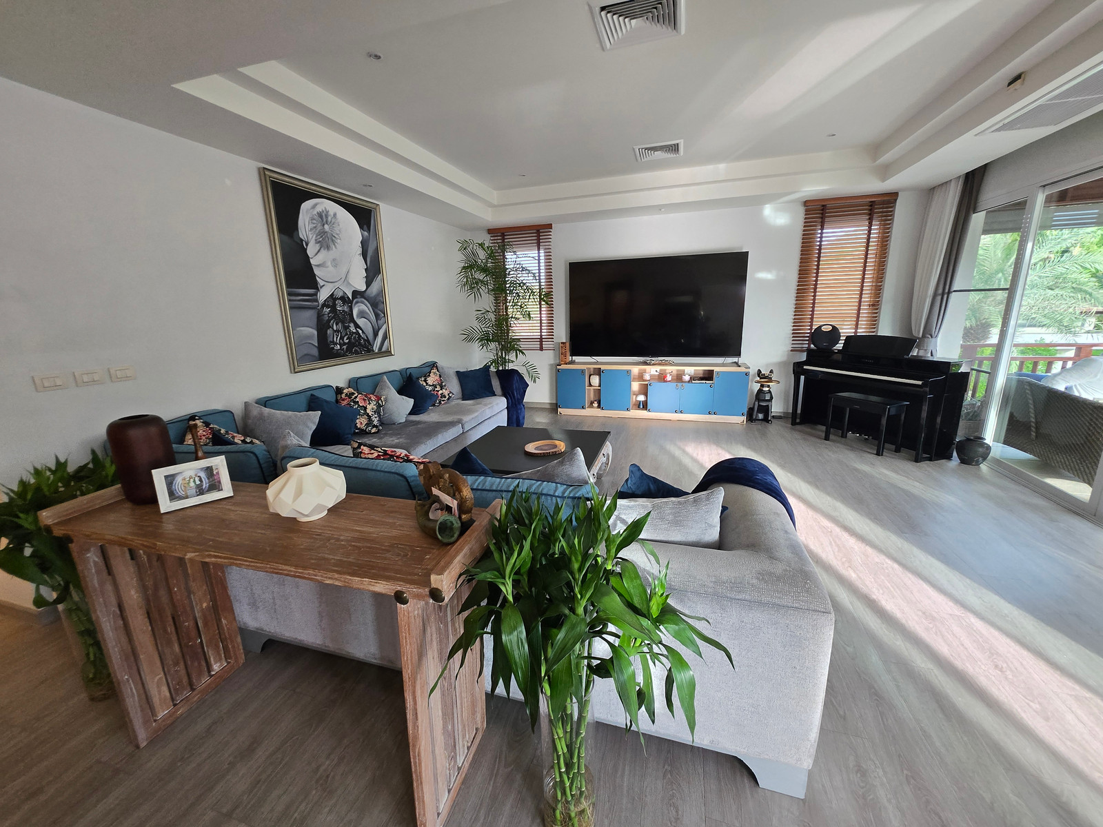 Renovated 200 m2 ,3 bedroom residential apartment with great view. Renovated 200 m2 ,3 bedroom residential apartment with great view.
