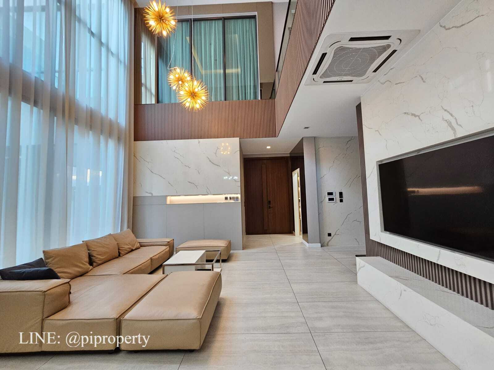 Fully furnished. Modern luxury single house for rent in The Gentry Phatthanakan. 4Bedroom + 5Bathroom + 3 Car parking. Phatthanakan top villa living community.