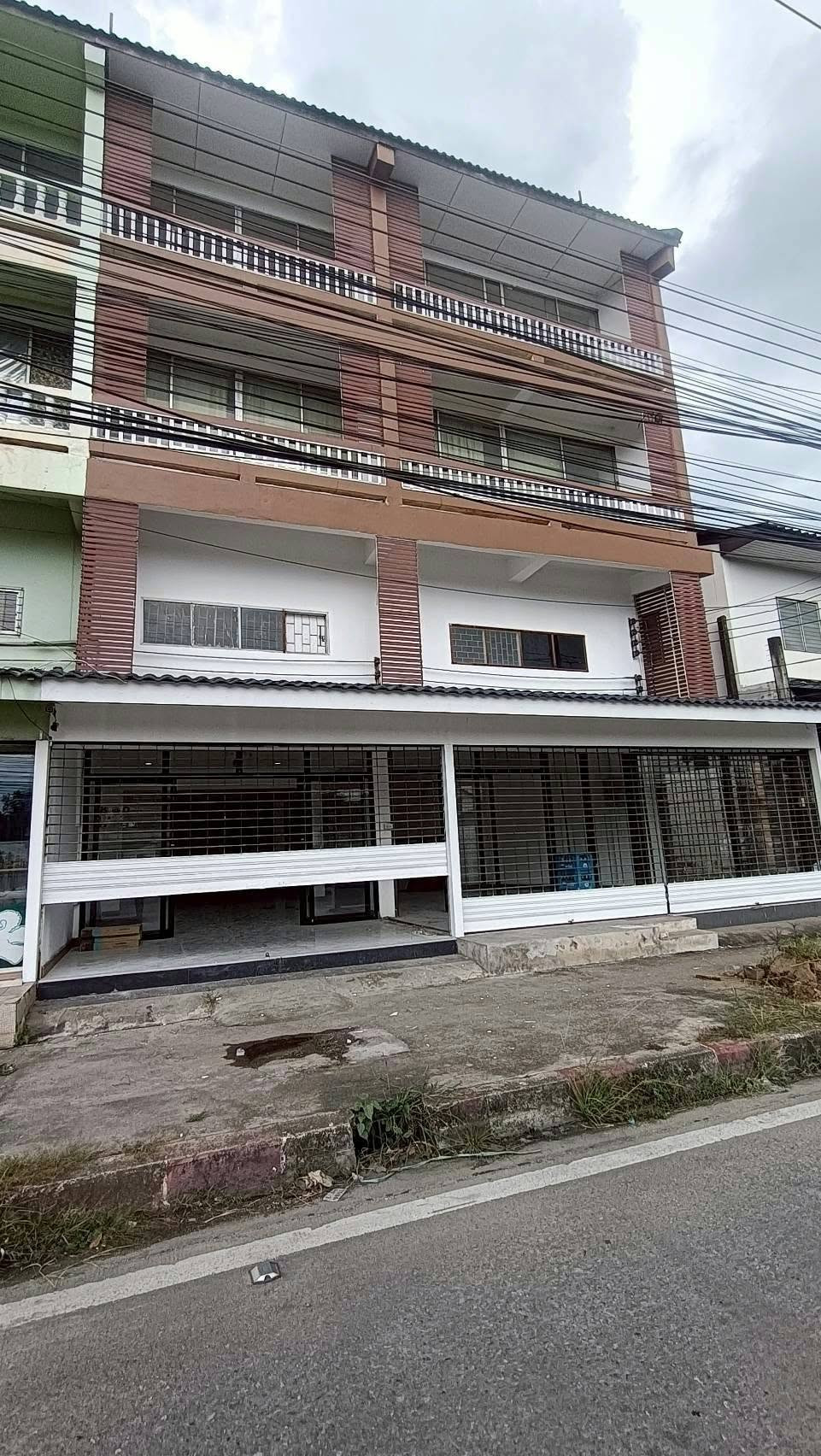 Two adjoining commercial units with an open-plan, spacious layout, just 4 minutes from Kad Farang. Two adjoining commercial units with an open-plan, spacious layout, just 4 minutes from Kad Farang.