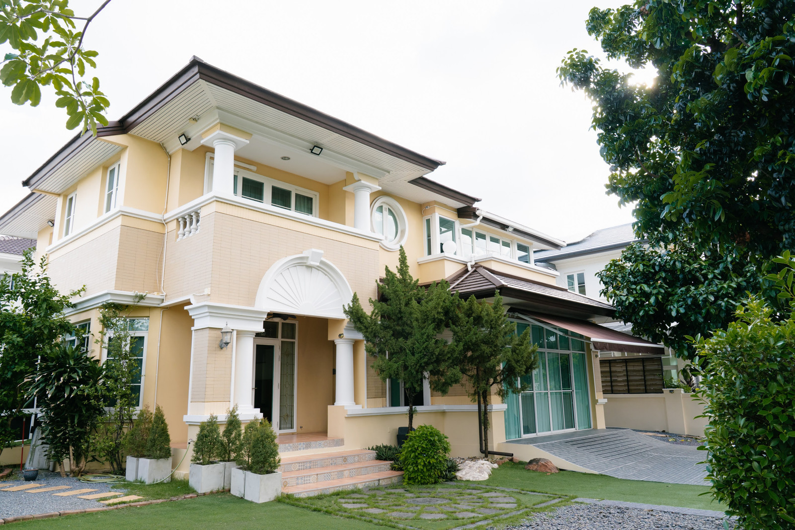 ✨🏡For rent, Nantawan Village, Suan Luang Rama 9 🪴 2-story detached house, corner house, quiet, private, front of the house overlooking the project garden ✔️ Fully furnished, ready to move in immediately. ✨🏡For rent, Nantawan Village, Suan Luang Rama 9 🪴 2-story detached house, corner house, quiet, private, front of the house overlooking the project garden ✔️ Fully furnished, ready to move in immediately.