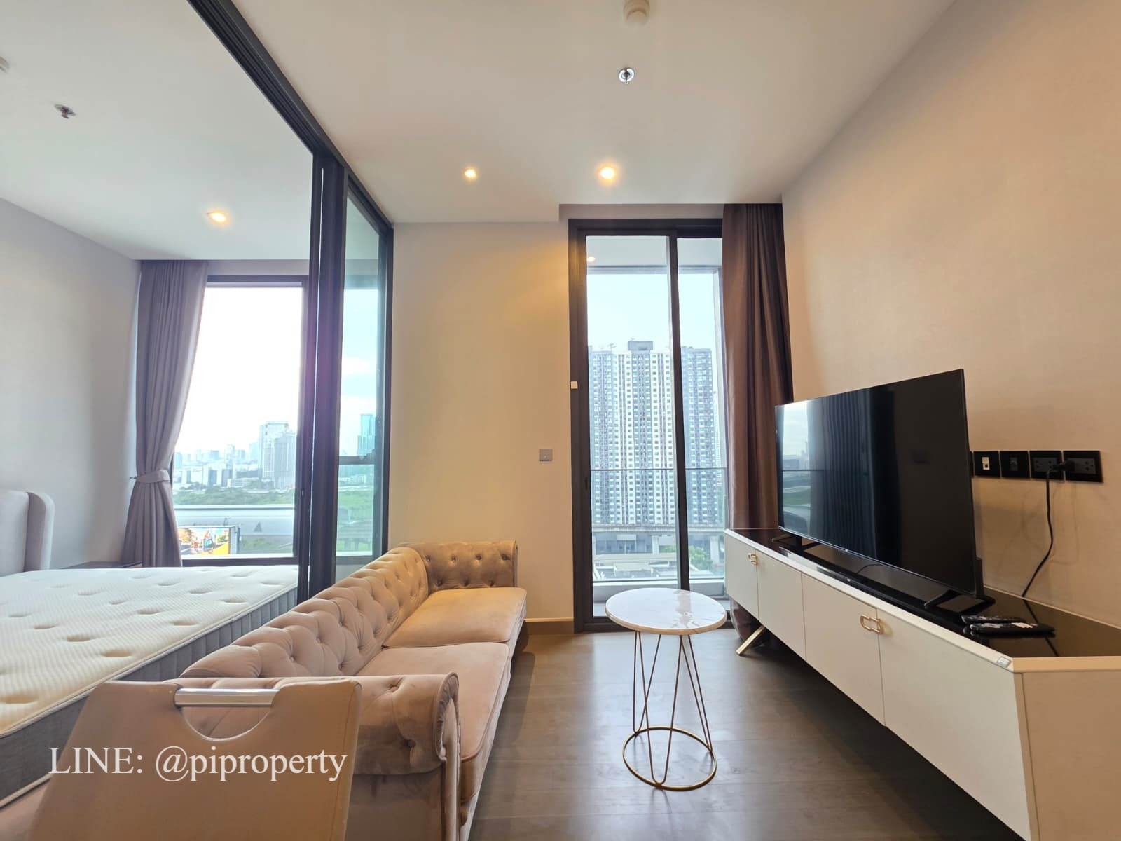 ให้เช่าคอนโดหรู The Esse at Singha Complex ติด MRT เพชรบุรี (0 เมตร) ห้องแบบ 1 ห้องนอน ตกแต่งครบพร้อมเข้าอยู่ 