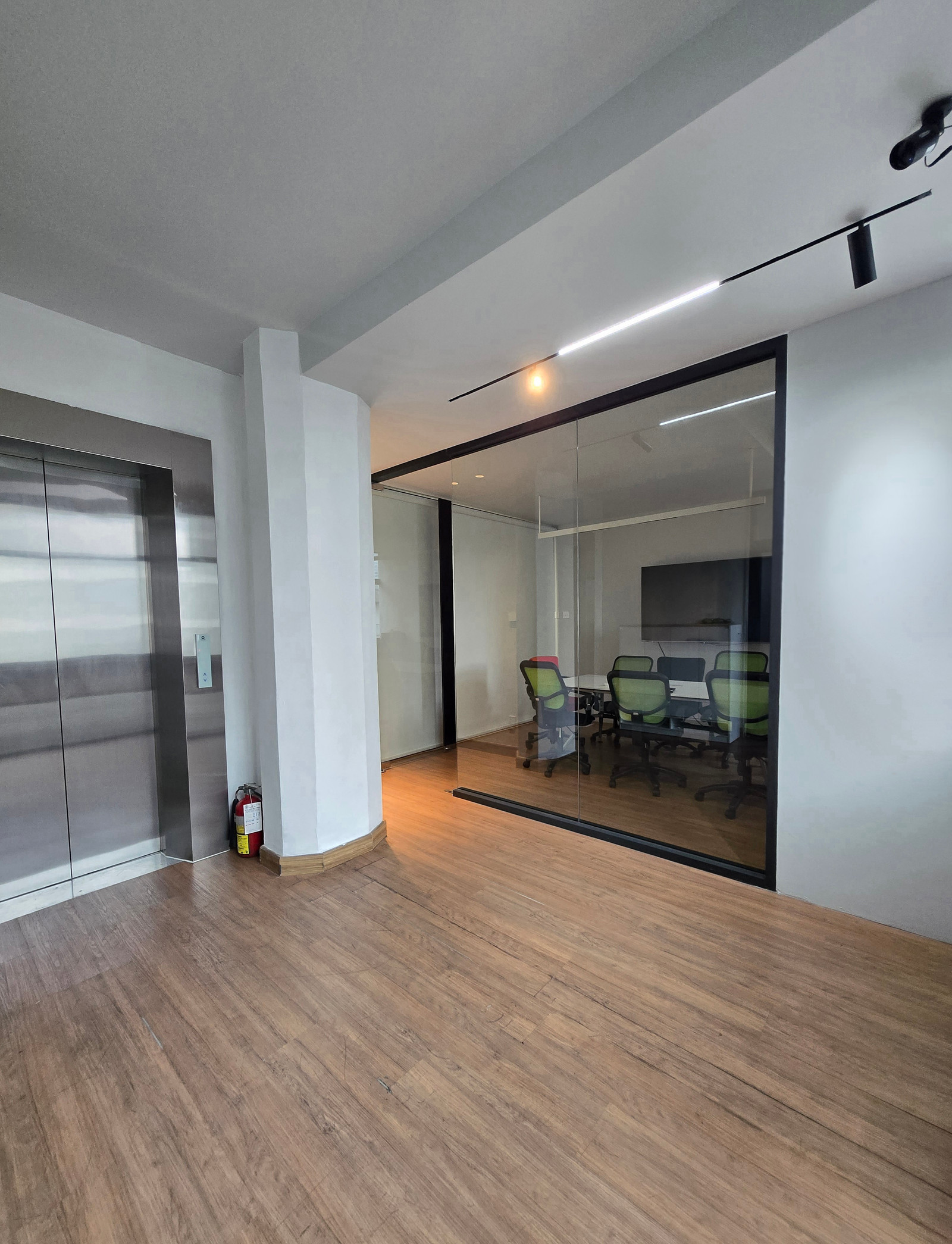 🔥 Office for rent in prime location In the heart of Ploenchit! Sukhumvit Soi 2 🔥 Space for rent for business, office or special school. In a potential location, convenient to travel, newly renovated, ready to move in immediately! – รูปที่ 2