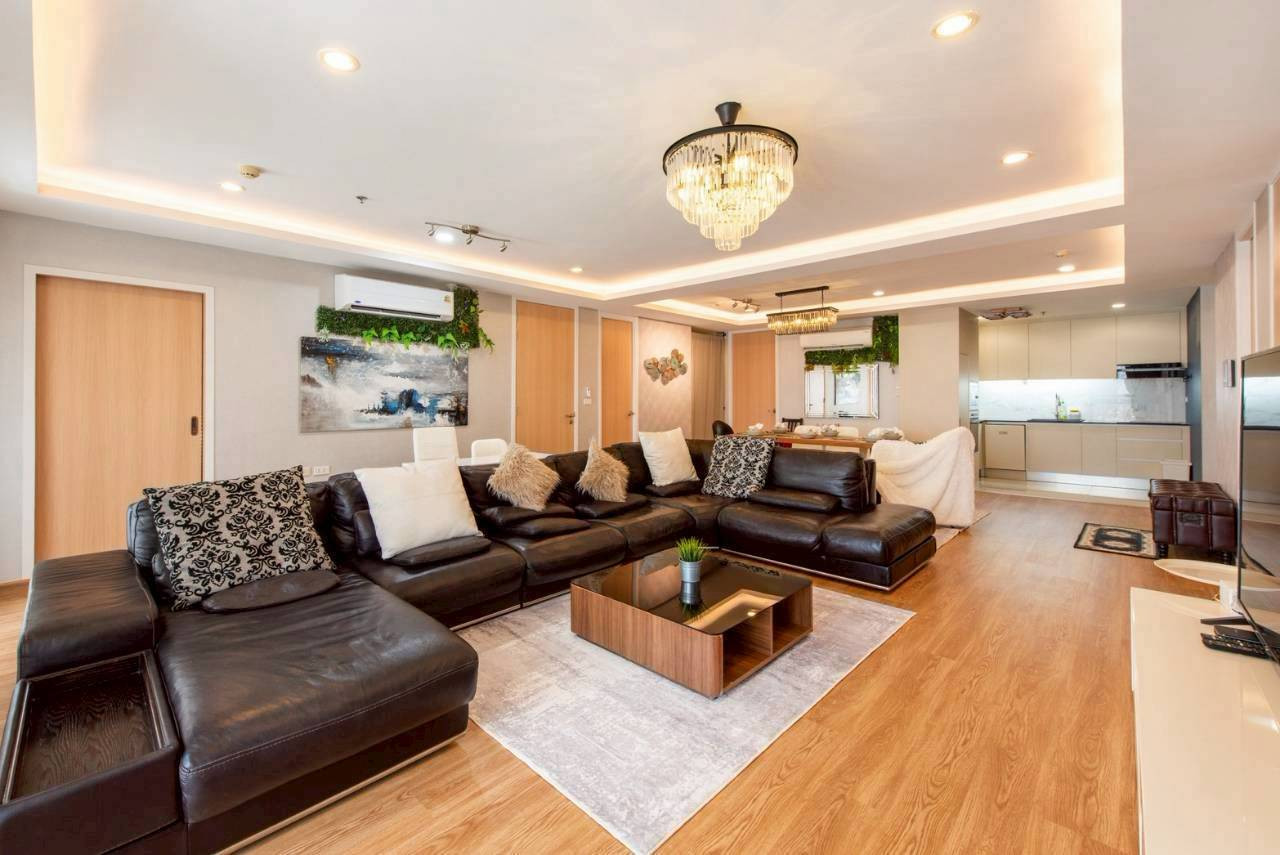 For RENT : 15 Sukhumvit Residence Location Size : 135 Sqm. High Floor : 4 Bedroom 2 Bathroom / Unblocked view Fully furnished