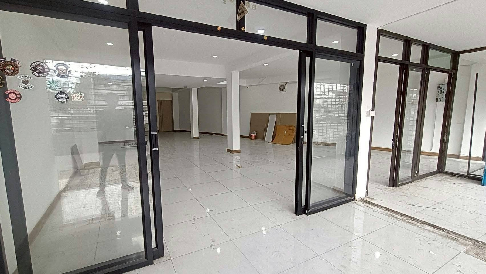 Two adjoining commercial units with an open-plan, spacious layout, just 4 minutes from Kad Farang.  – รูปที่ 4