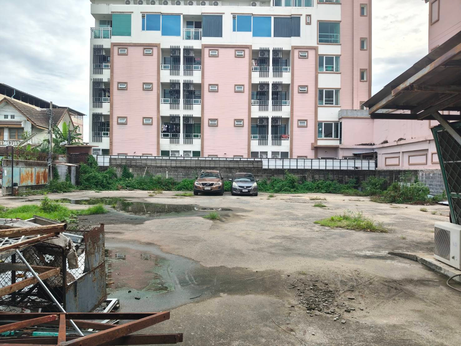 For rent , Land with buildings , area 508 square wah, located in the Wang Lang Market alley near Siriraj Hospital. Property Code: 03-102