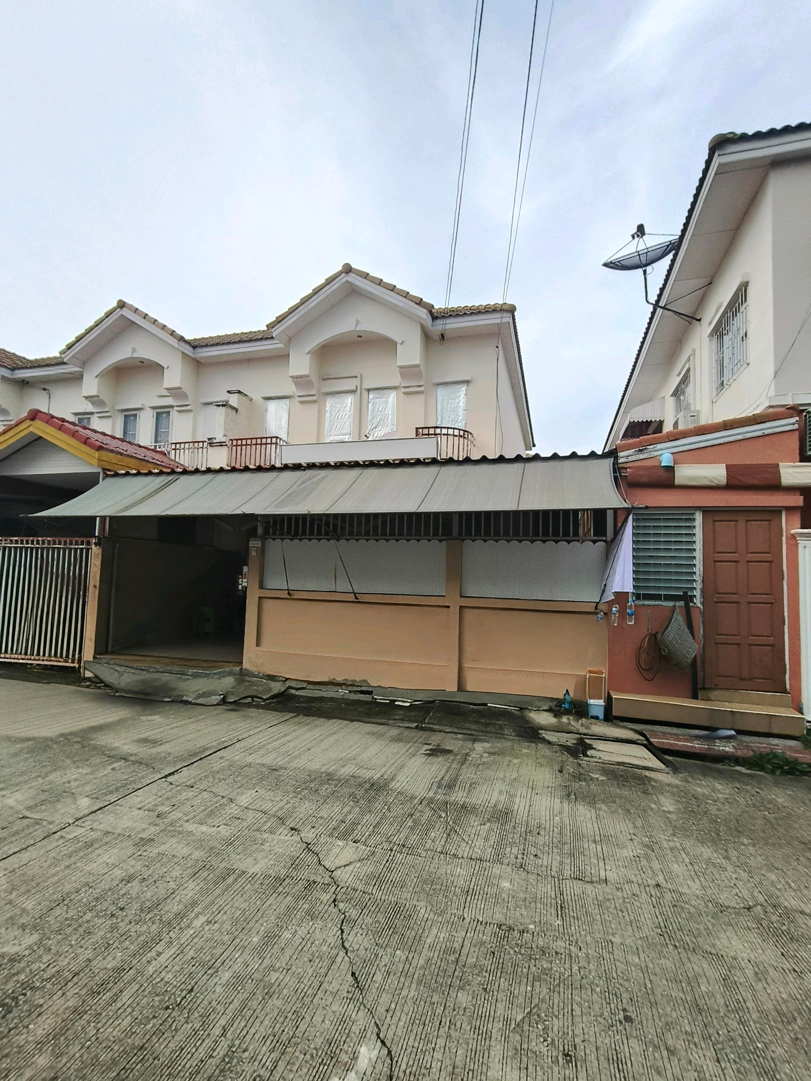 ขายทาวน์เฮ้าส์ 2 ชั้นห้องริมสภาพใหม่ ขายทาวน์เฮ้าส์ 2 ชั้นห้องริมสภาพใหม่
