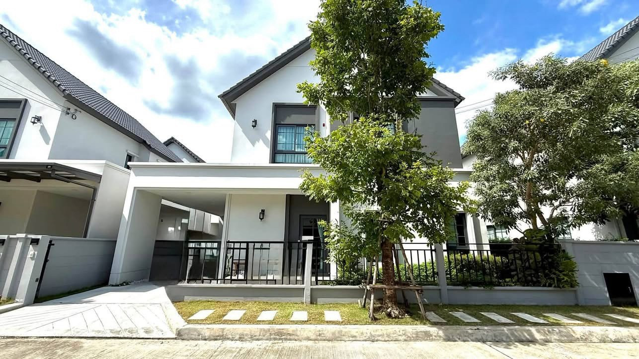 ME2500651 For rent, large detached house, Centro Bangna Phase 2, near Mega Bangna & leading international schools. ME2500651 For rent, large detached house, Centro Bangna Phase 2, near Mega Bangna & leading international schools.