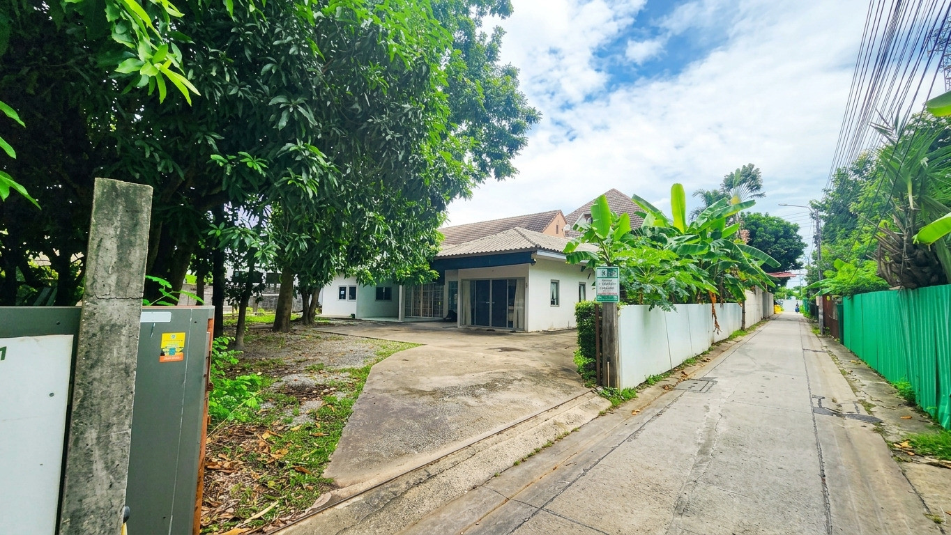 92920 - Land for sale with one-story detached house. Soi Ngamwongwan 18, Intersection 10 (Chulakasem 16/4), size 260.8 sq m, usable area 220 sq m, spacious area. 92920 - Land for sale with one-story detached house. Soi Ngamwongwan 18, Intersection 10 (Chulakasem 16/4), size 260.8 sq m, usable area 220 sq m, spacious area.