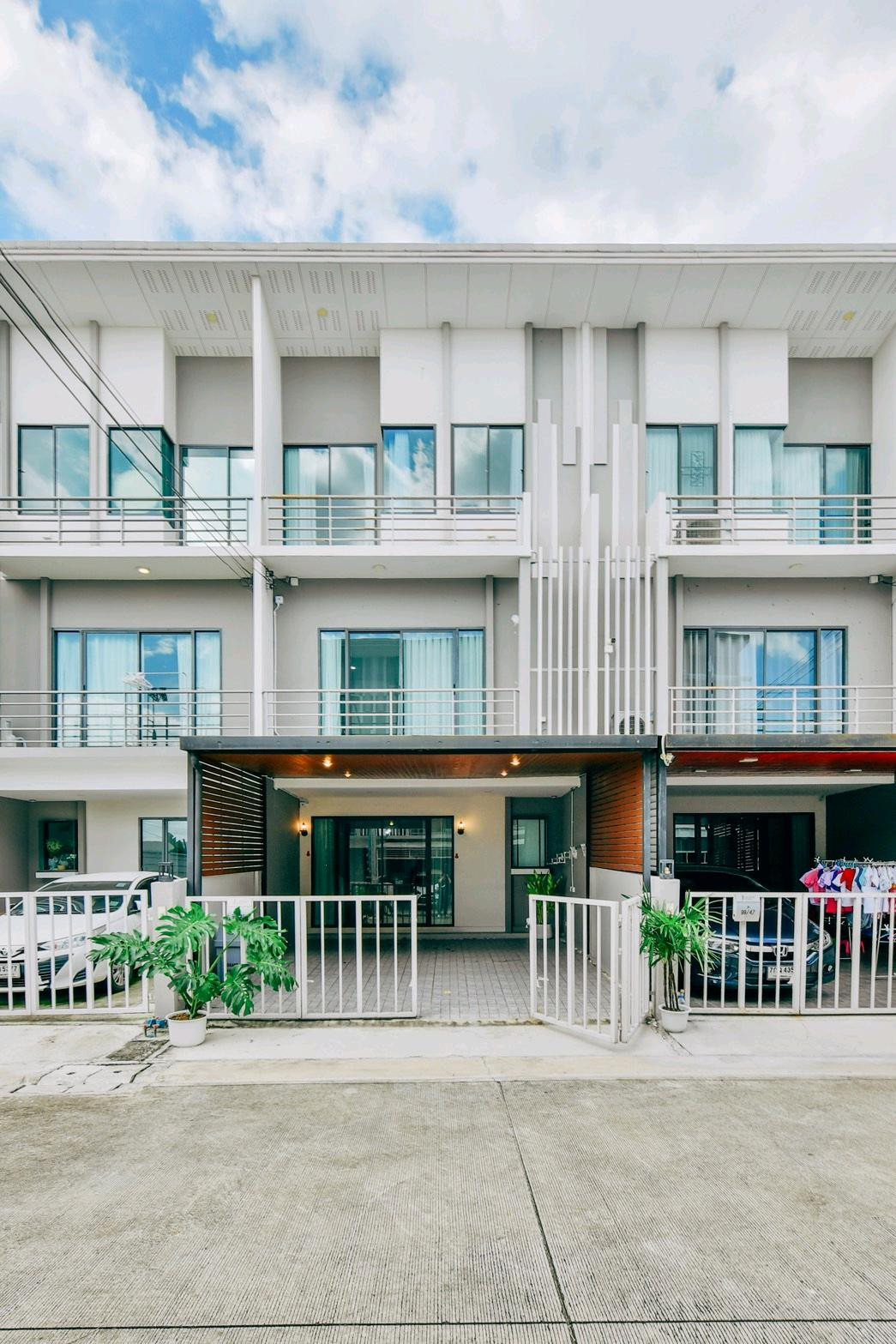 🏠 3-story townhome for sale with tenant • J Grand Sathorn-Kanlapaphruek Village 🏷️ : 4.29 million baht, free transfer. 🏠 3-story townhome for sale with tenant • J Grand Sathorn-Kanlapaphruek Village 🏷️ : 4.29 million baht, free transfer.