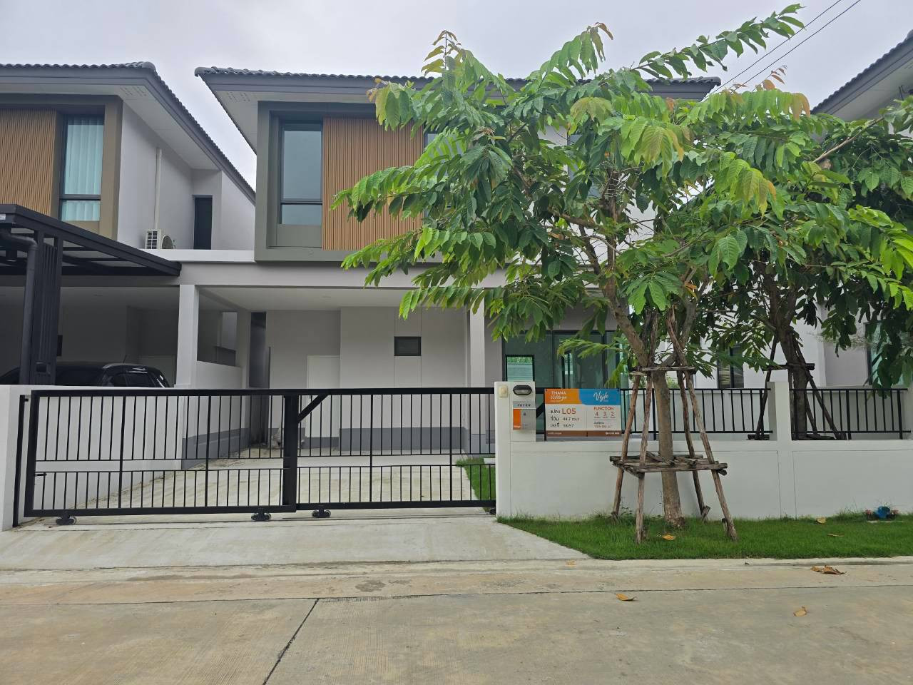 บ้านไหม่ น้ำไม่ท่วม  ทำเลดี ใกล้ทางด่วน10นาที 
