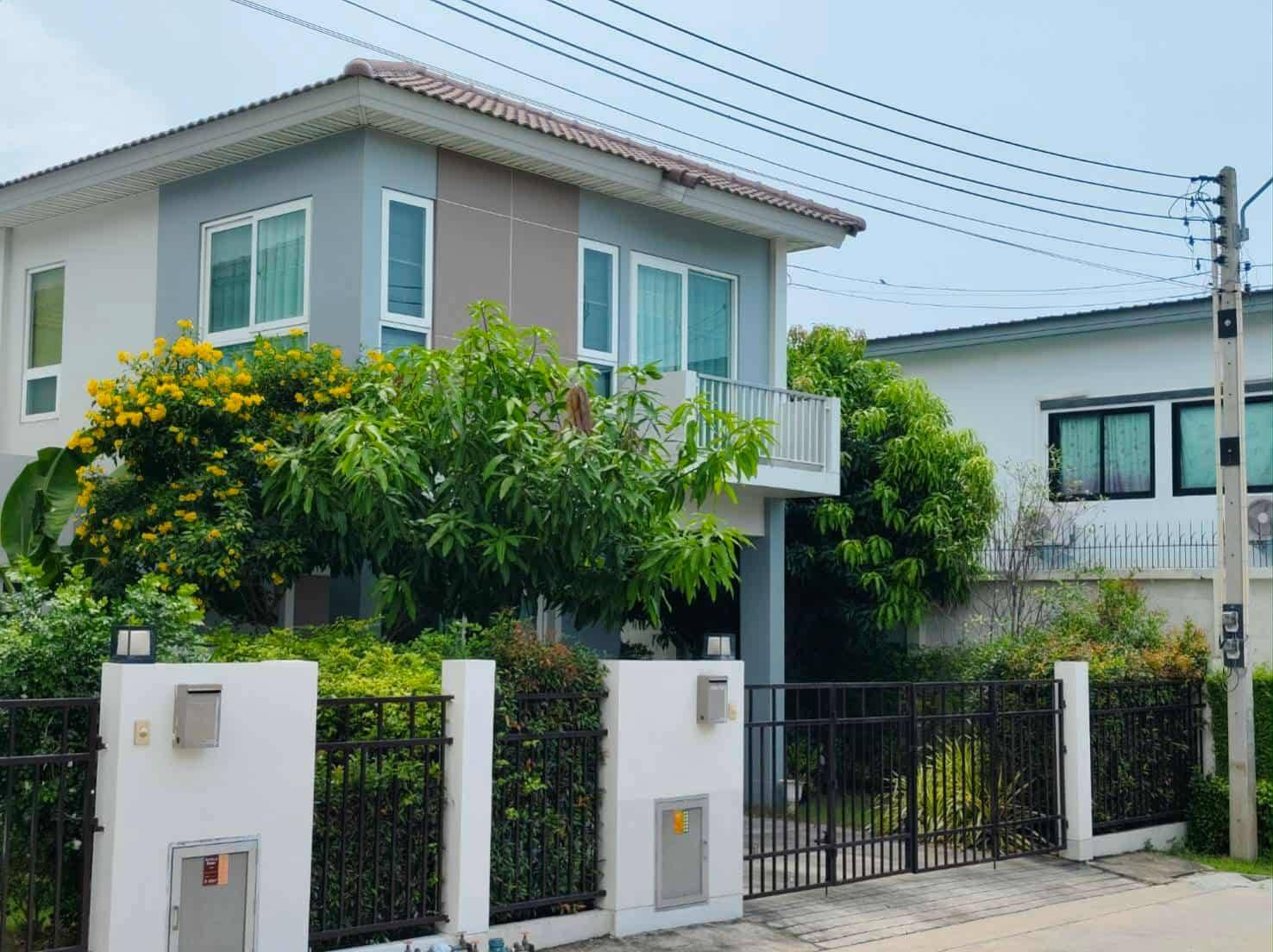 ขายบ้านแฝด สไตล์บ้านเดี่ยว ใกล้หาดบางแสน 40 ตร.วา สภาพมือหนึ่ง