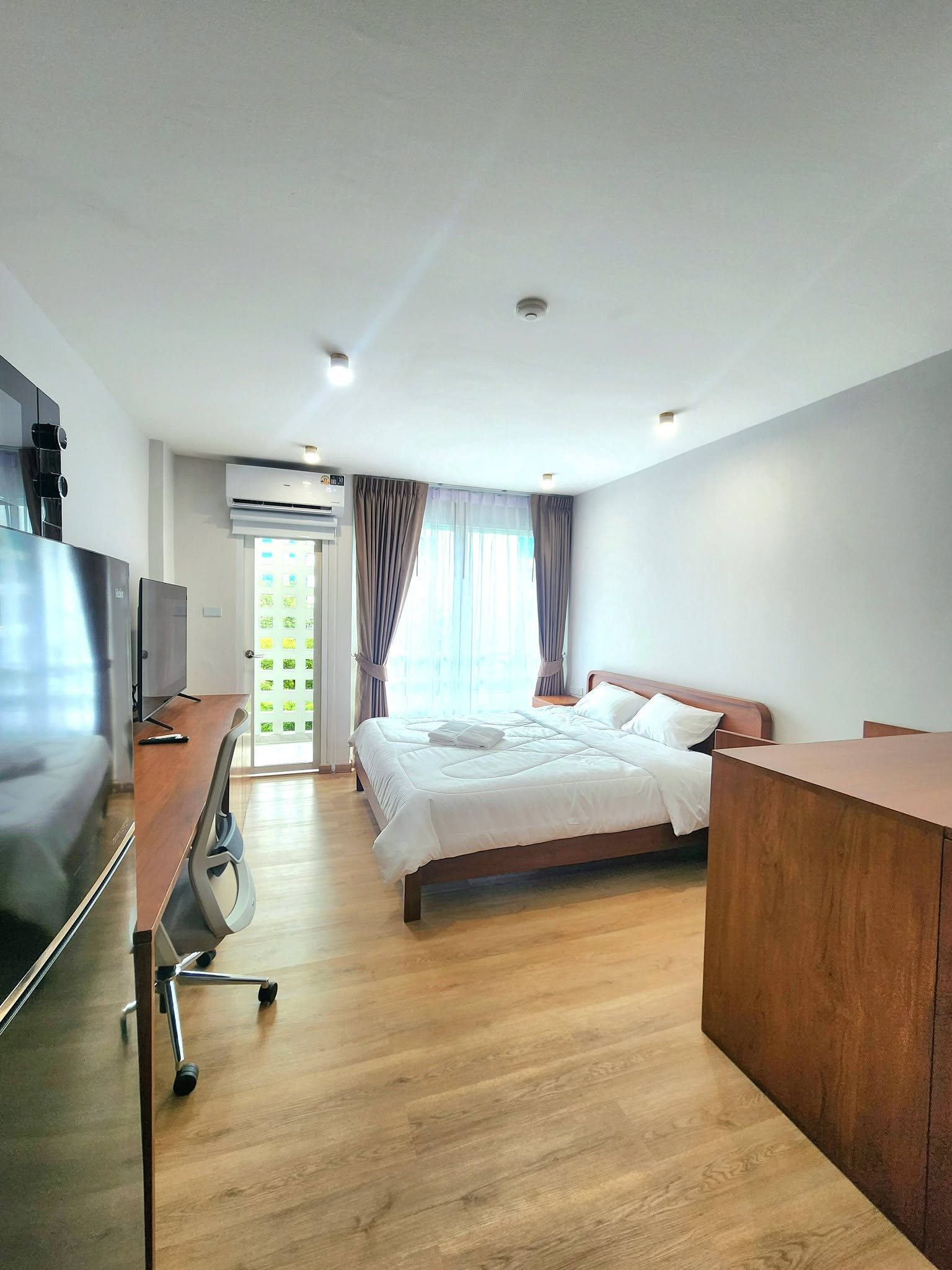 🔥 Condo for rent I-House Laguna Garden – RCA, fully furnished. Real teak furniture made to order. There is a built-in washing machine + dryer. Ready to move in immediately! 🔥