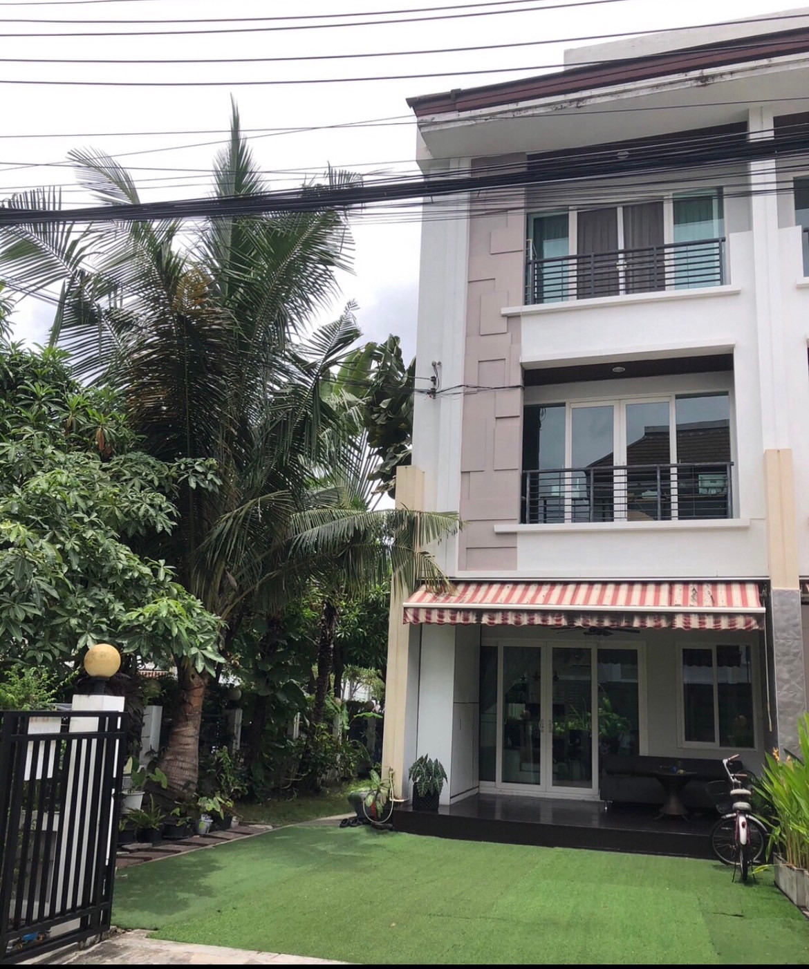3-story townhome, S-Sense project, Baan Klang Muang Rama 9-Lat Phrao (including furniture, corner house), 5 minutes to the expressway and international school.