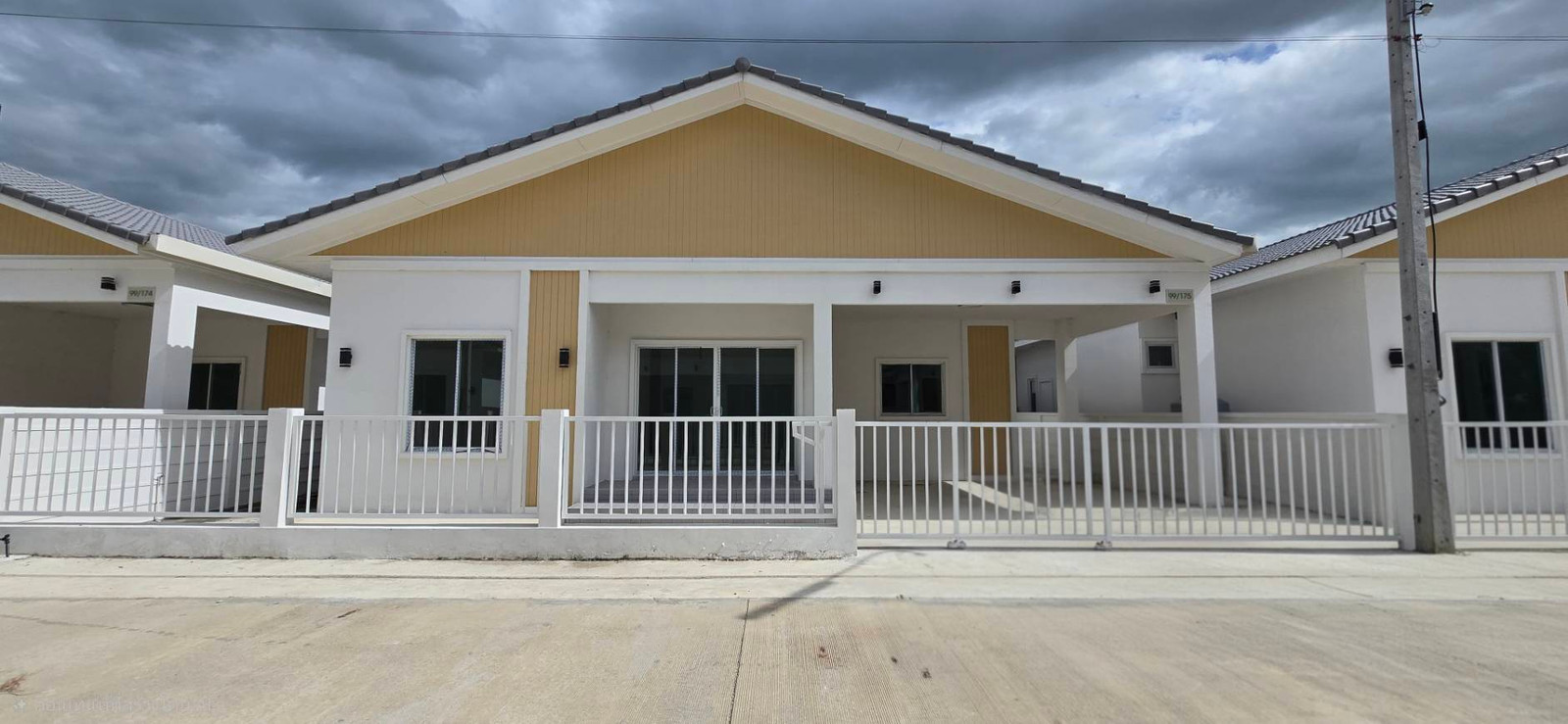 Single-storey detached house for sale, new home, Phi Phi Village 9, Tha Rahat, Suphan Buri, in the same project as Sahawit School. Single-storey detached house for sale, new home, Phi Phi Village 9, Tha Rahat, Suphan Buri, in the same project as Sahawit School.