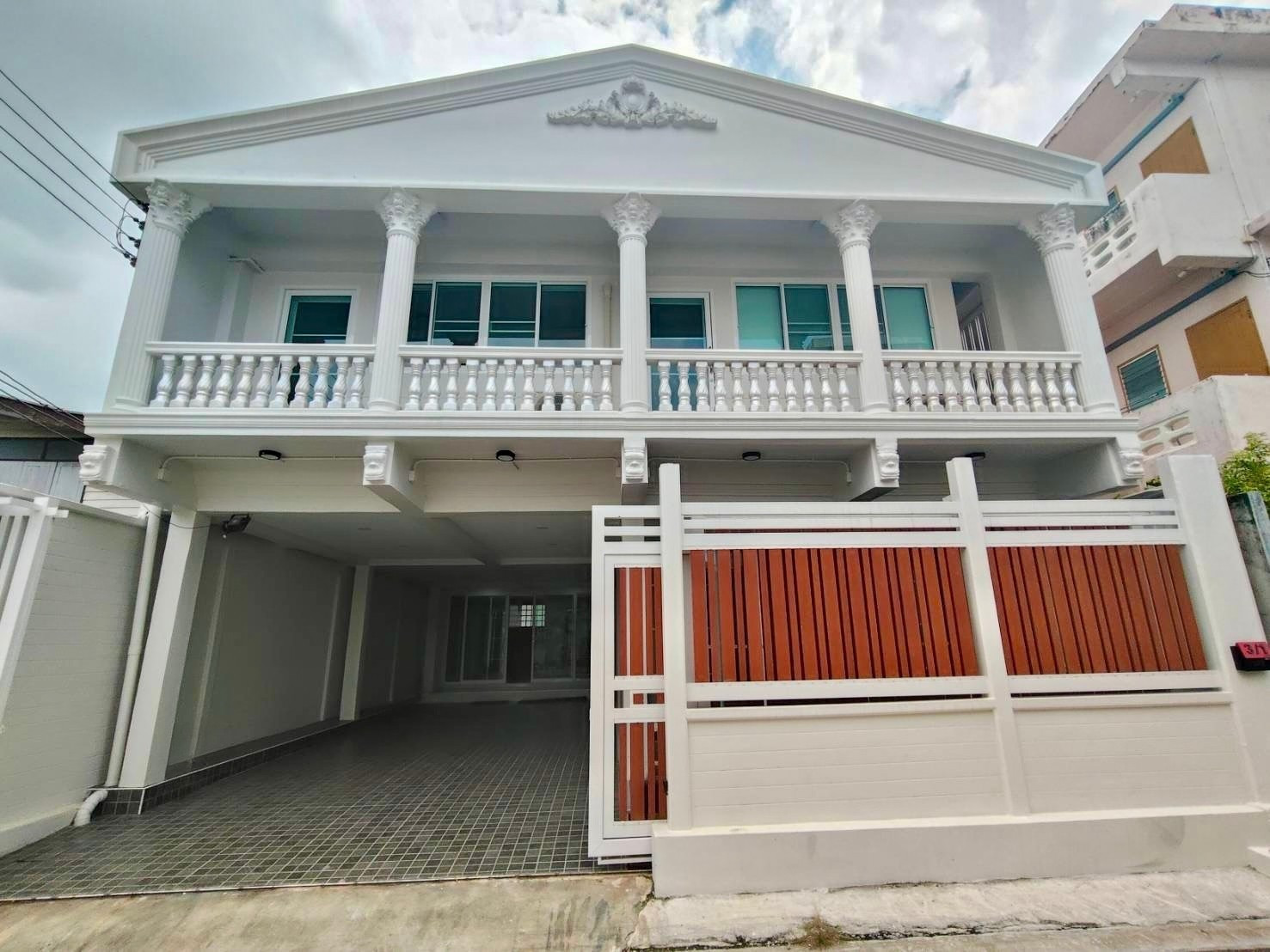 98694 - ขายบ้านเดี่ยวรีโนเวทใหม่สไตล์โมเดิร์นลักชัวรี่ หมู่บ้านเปรมฤทัย (Premruethai) ซอยรามอินทรา 46/1 แถมเฟอร์นิเจอร์บิวท์อินและเครื่องใช้ไฟฟ้าครบครัน