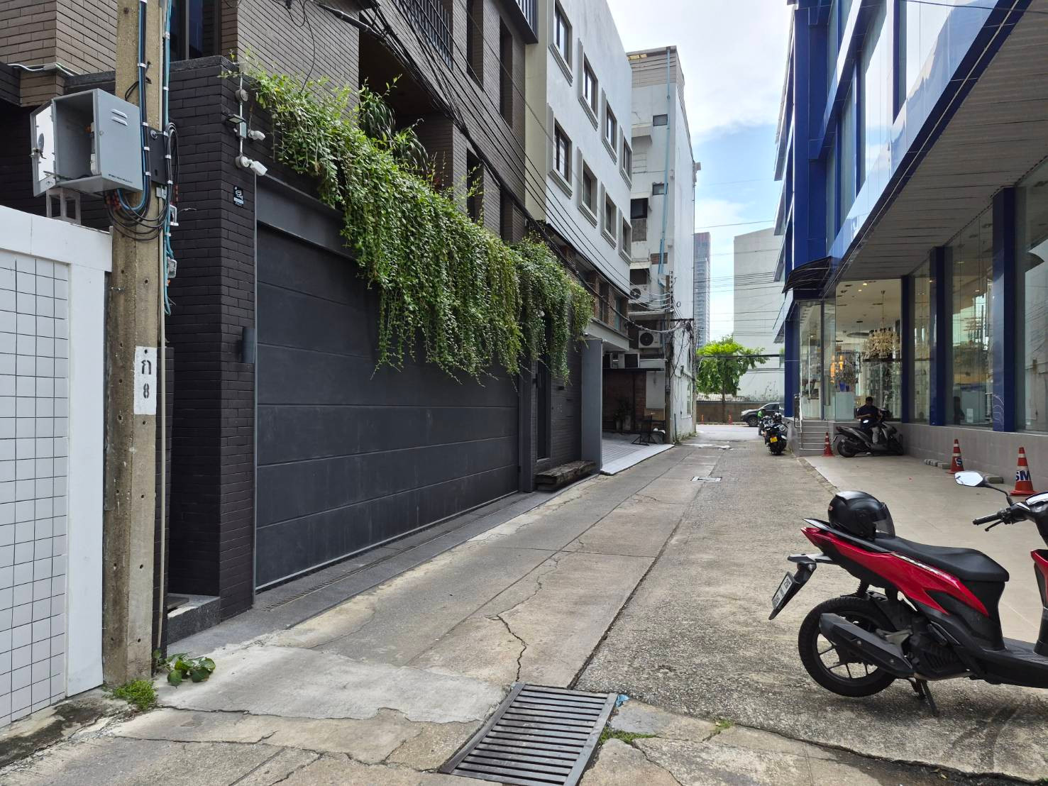 บ้านเดี่ยวหรูทองหล่อ สุขุมวิท 55 ตกแต่งอย่างดี พร้อมลิฟท์ ออกแบบและตกแต่งโดยสถาปนิก บ้าน 4 ชั้น พื้นที่ใช้สอย 500 ตร.ม. 5 ห้องนอน 7 ห้องน้ำ  – รูปที่ 3
