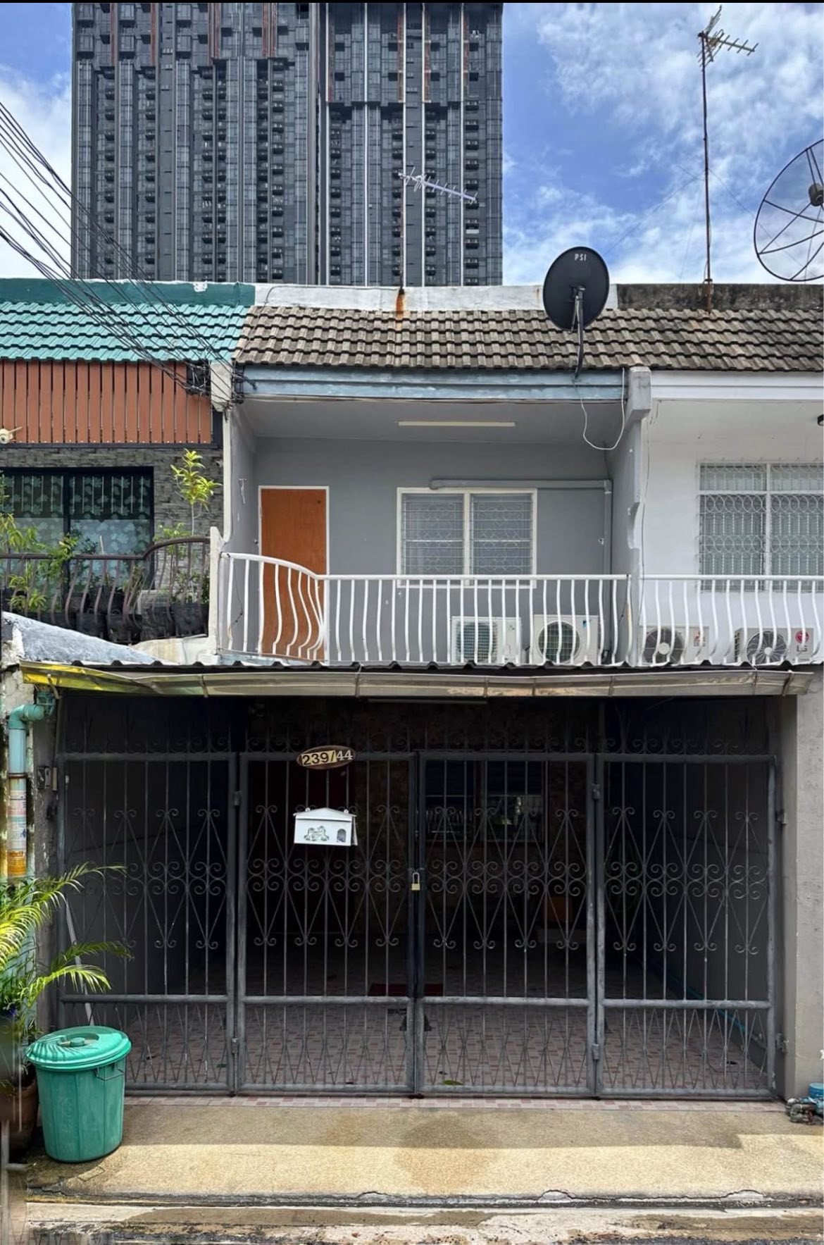 For sale, 2-story townhome with tenant, 1 year rental contract, buy immediately and receive rent immediately, area 17 sq m. Soi Punnawithi 7.