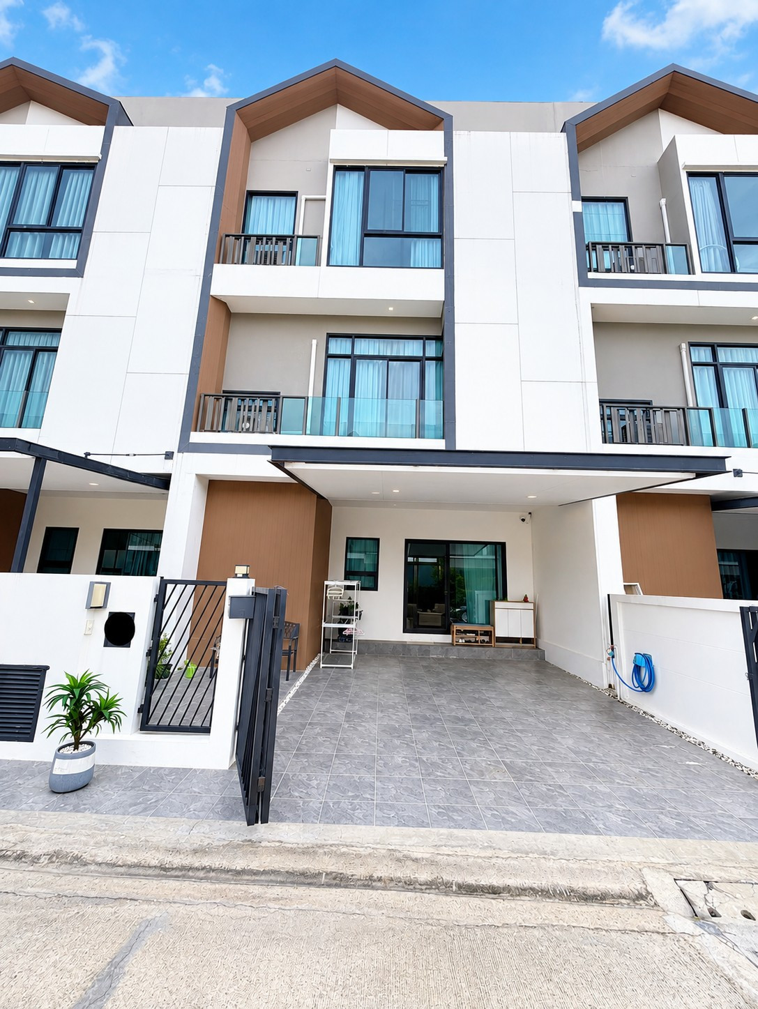 3-story townhome for sale, Mews Thian Talay 15, wide front of the house, good location, ready to move in.