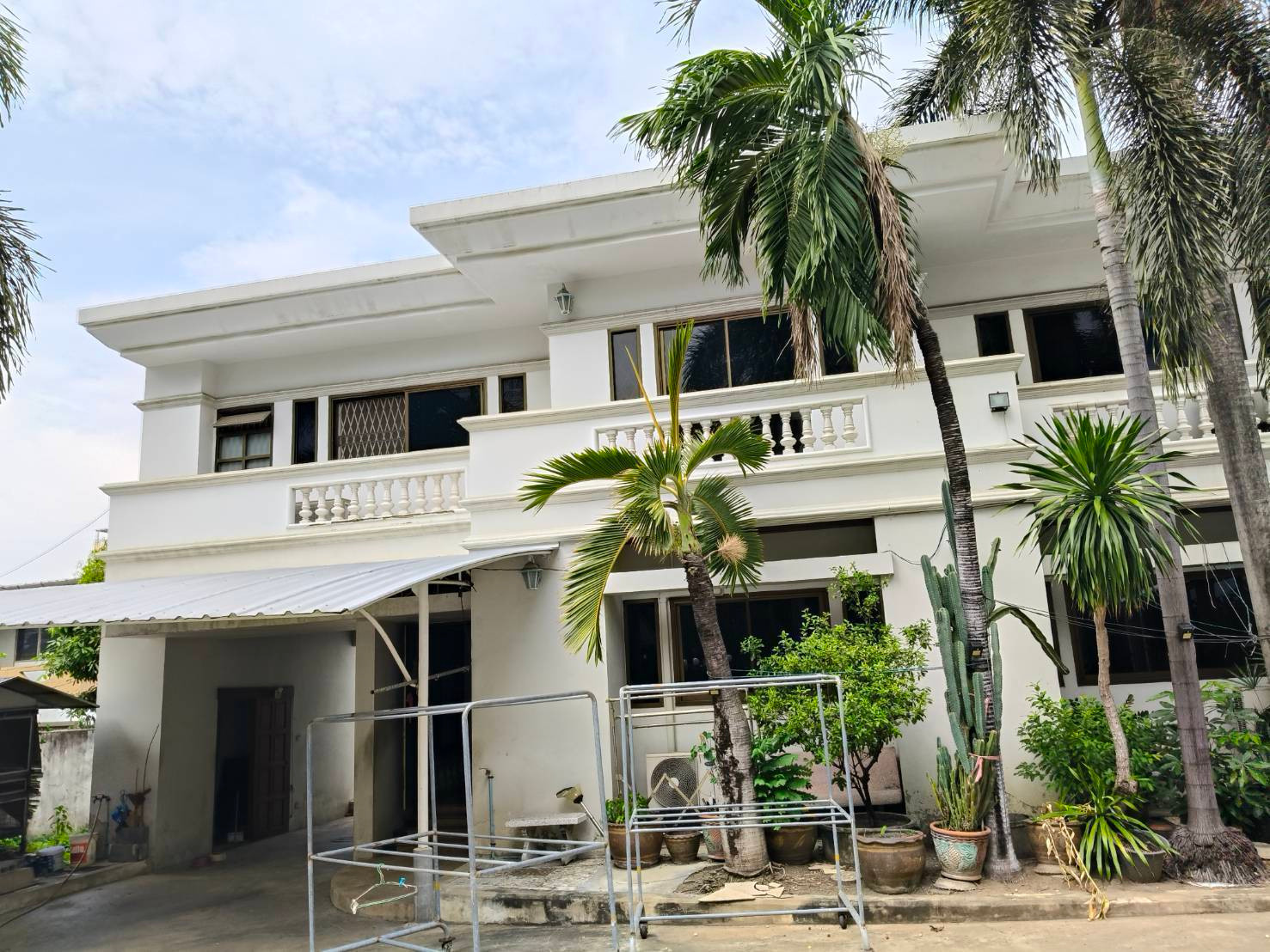 For sale, 2 storey detached house, 2 houses, Soi Inthamara 44, Sutthisan Road, good location, near the University of the Thai Chamber of Commerce, Din Daeng District, Bangkok. For sale, 2 storey detached house, 2 houses, Soi Inthamara 44, Sutthisan Road, good location, near the University of the Thai Chamber of Commerce, Din Daeng District, Bangkok.