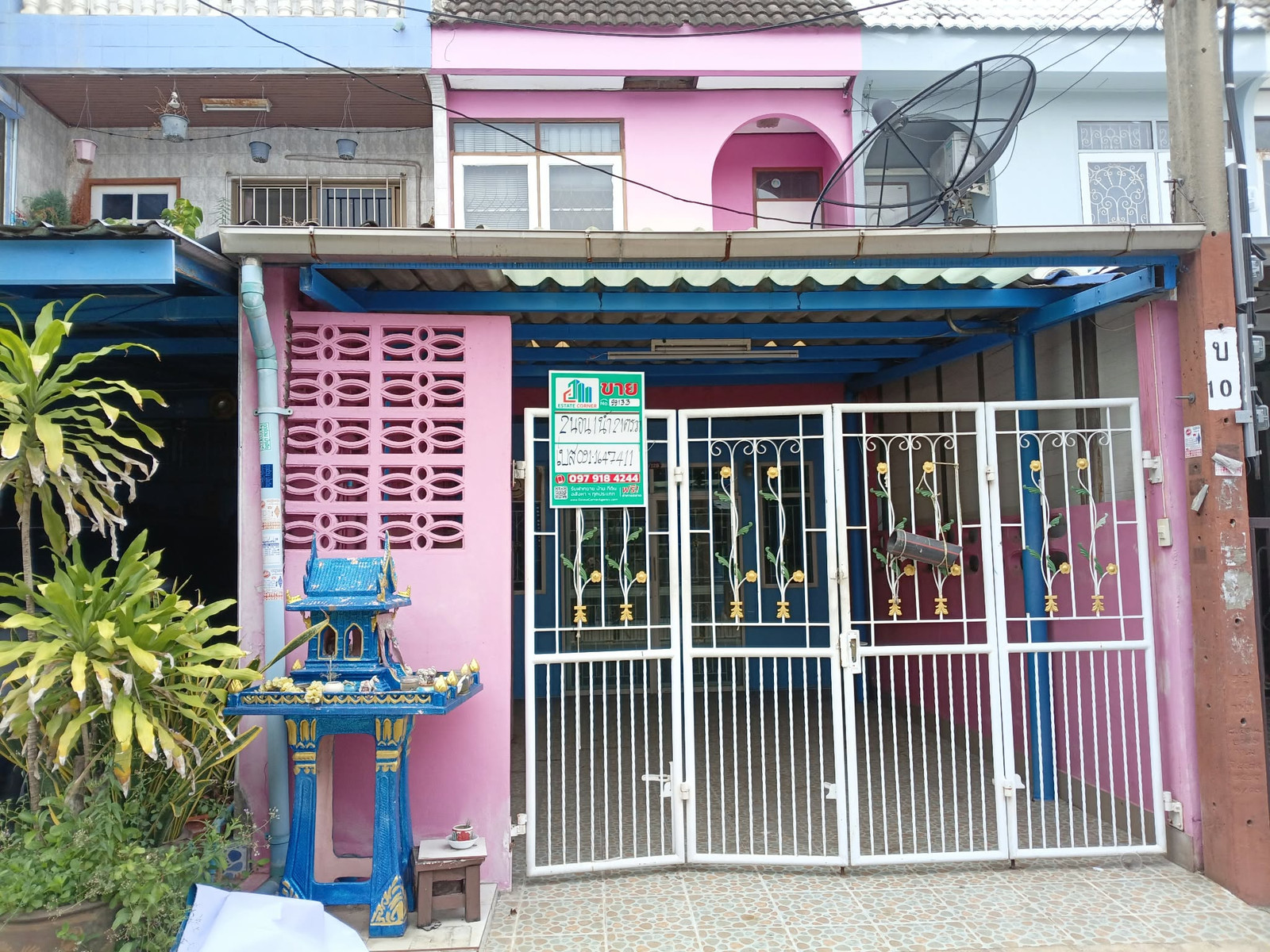 Urgent sale, townhouse house Rom Sai Village, convenient travel, near BTS Samrong. Urgent sale, townhouse house Rom Sai Village, convenient travel, near BTS Samrong.
