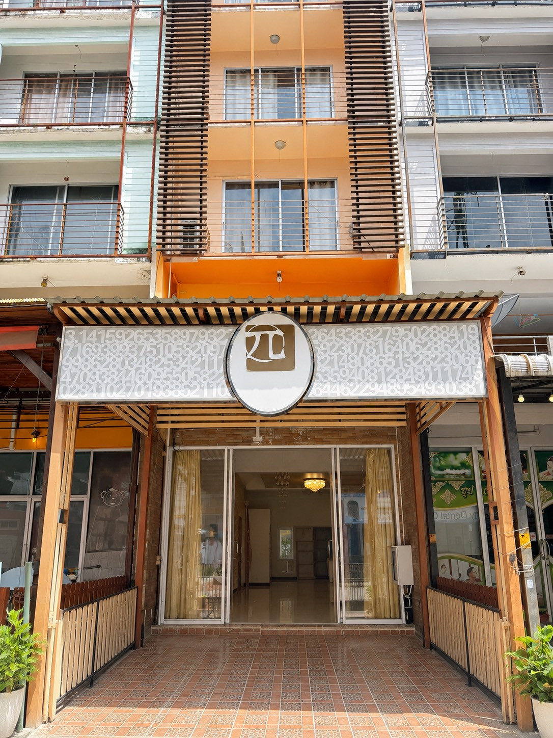 Urgent sale! 5-story commercial building, Yong Charoen, Srinakarin area. Urgent sale! 5-story commercial building, Yong Charoen, Srinakarin area.