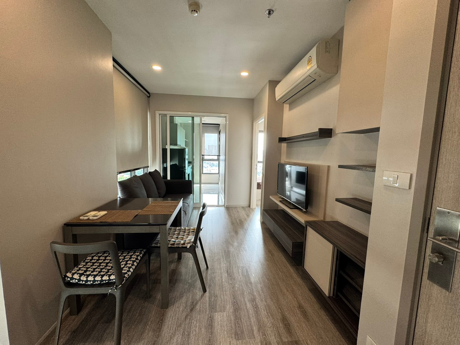 🔥 Rare items, hard to find! Corner room, mirrors around the room, very beautiful light, in the heart of Ari 🏢✨ (Centric Ari Station) 18,000 baht/month (very good price!) 📞 Call: 092-461-6989 🔥 Rare items, hard to find! Corner room, mirrors around the room, very beautiful light, in the heart of Ari 🏢✨ (Centric Ari Station) 18,000 baht/month (very good price!) 📞 Call: 092-461-6989