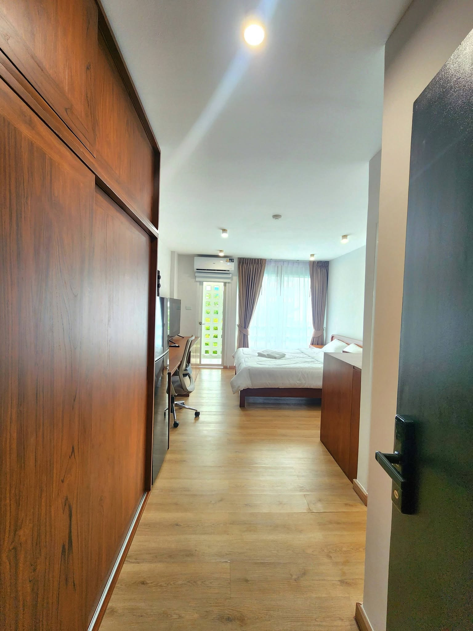 🔥 ปล่อยเช่าคอนโด I-House Laguna Garden – RCA แต่งครบจัดเต็ม เฟอร์นิเจอร์ไม้สักแท้สั่งทำ มีเครื่องซักผ้า+อบผ้าในตัว พร้อมเข้าอยู่ทันที! 🔥 – รูปที่ 3