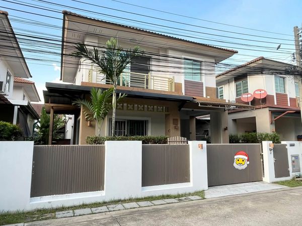🏡✨ For rent, semi-detached house, Maldives Palm Bangna-Wongwaen style, 3 bedrooms, 2 bathrooms, with usable area 126 sq m., near Mega Bangna and Suvarnabhumi Airport. 🐶 Accepts no more than 2 small pets. 🔥 Special rent only 26,000 baht/month.