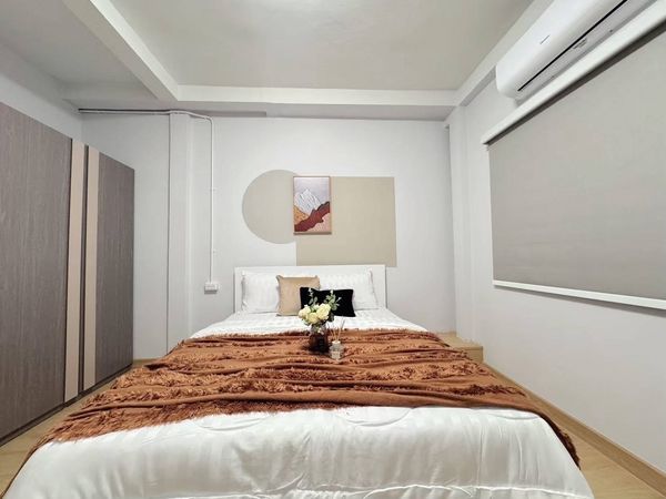 Single house Huai Khwang /5 bathrooms, 5 bedrooms /150,000