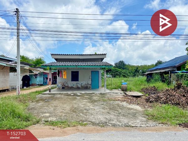 Land for sale with buildings, area 1 ngan 55.5 square meters, Phanat Nikhom, Chonburi.