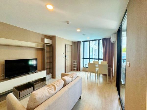 The Cube Urban Sathorn-Chan Condo Soi Chan 51 corner unit with pool view features 2 bed 1 bath and 44 sq.m. on the 4th floor. Located 600