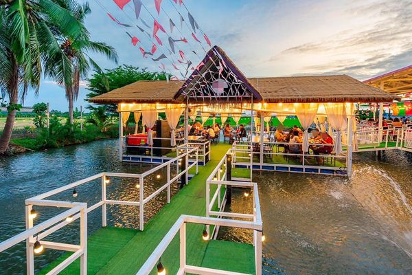 Large restaurant for sale - rice field, Sam Khok, Pathum Thani, area 1 rai, rent only 5,000 baht, lots of parking.