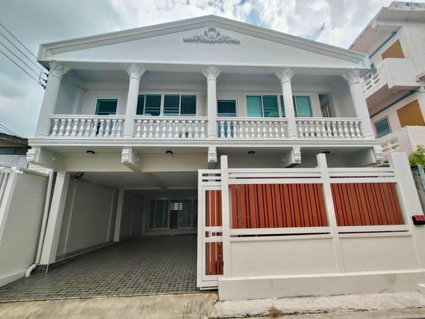98694 - Newly renovated detached house for sale, modern luxury style. Premruthai Village (Premruethai) Soi Ramintra 46/1, plus built-in furniture and complete electrical appliances.