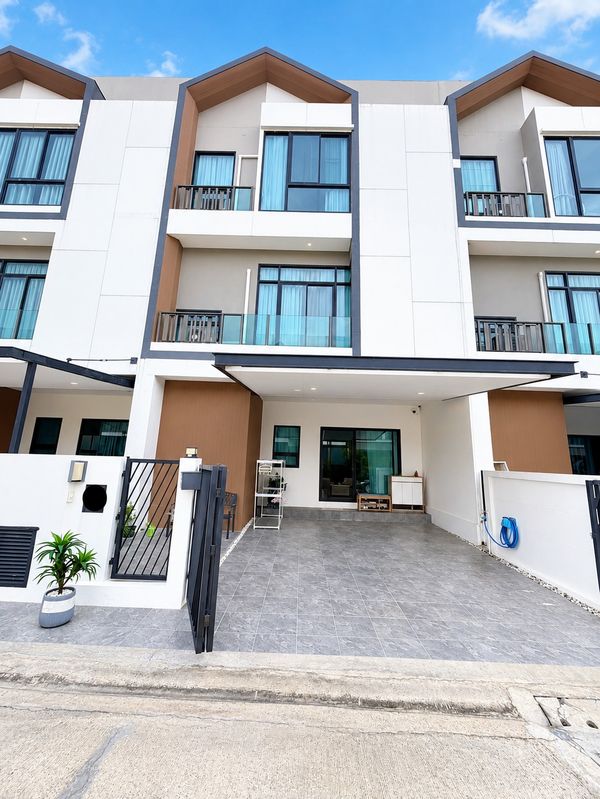 3-story townhome for sale, Mews Thian Talay 15, wide front of the house, good location, ready to move in.