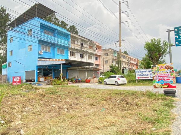 Commercial building for sale, 2 units, 3 and a half floors including rooftop, wooden front, Lat Lum Kaeo, Pathum Thani.