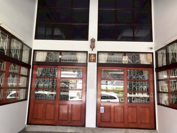 3-storey detached house for sale with rooftop, 35 sq m, Charansanitwong-Sirindhorn, near MRT Sirindhorn, can enter and exit by many routes.