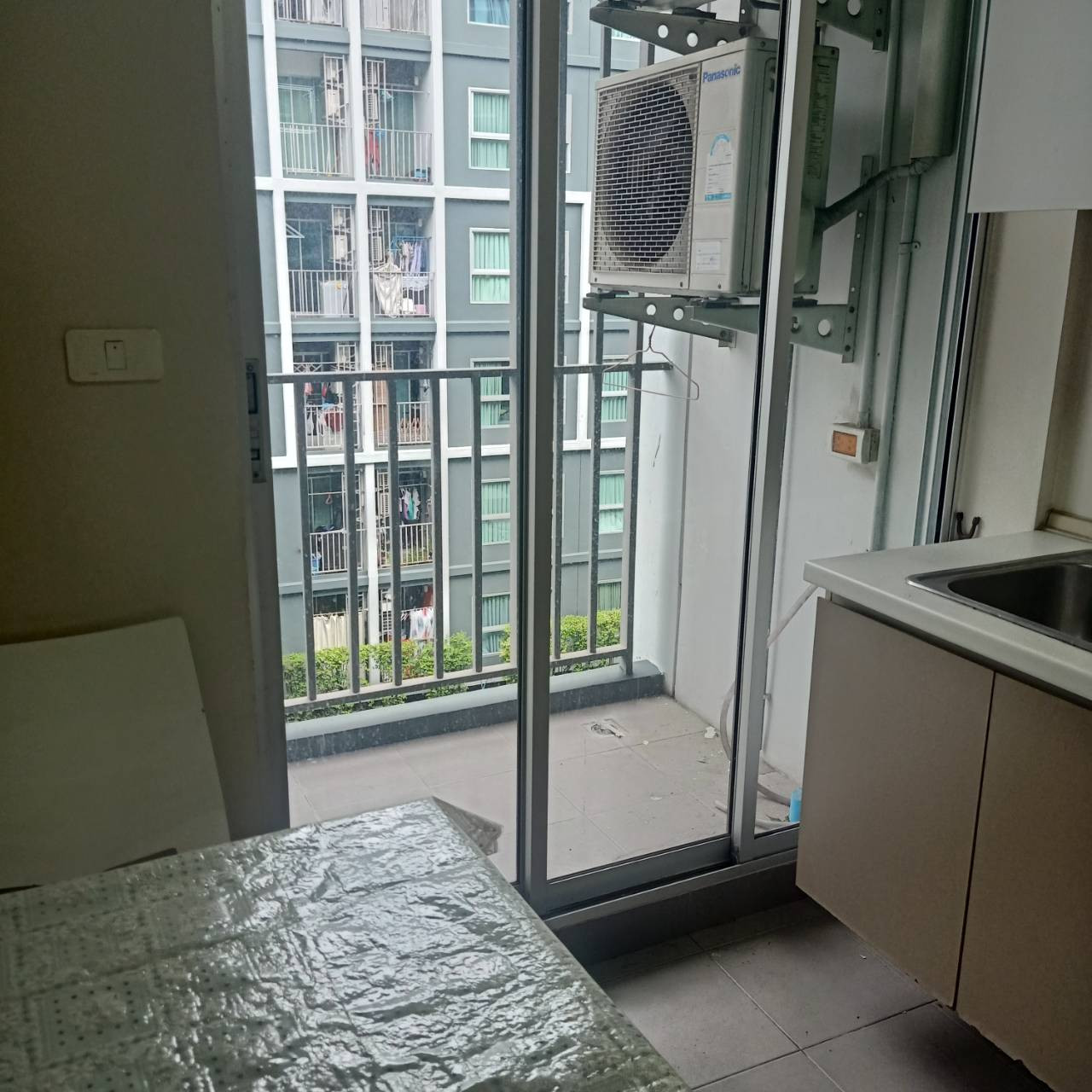 ขาย (พร้อมผู้เช่า) D condo Ramkhamhaeng (ดีคอนโด รามคำแหง) ➡️ 1 ห้องนอน 1 ห้องน้ำ ชั้น 4 ➡️ ห้องขนาด 29 ตร.ม. พร้อมเฟอร์นิเจอร์ ** อาคาร A ใกล้ 7/11  ขาย 1,750,000 บาท  🔥🔥 ราคาคุยกันได้ – รูปที่ 4
