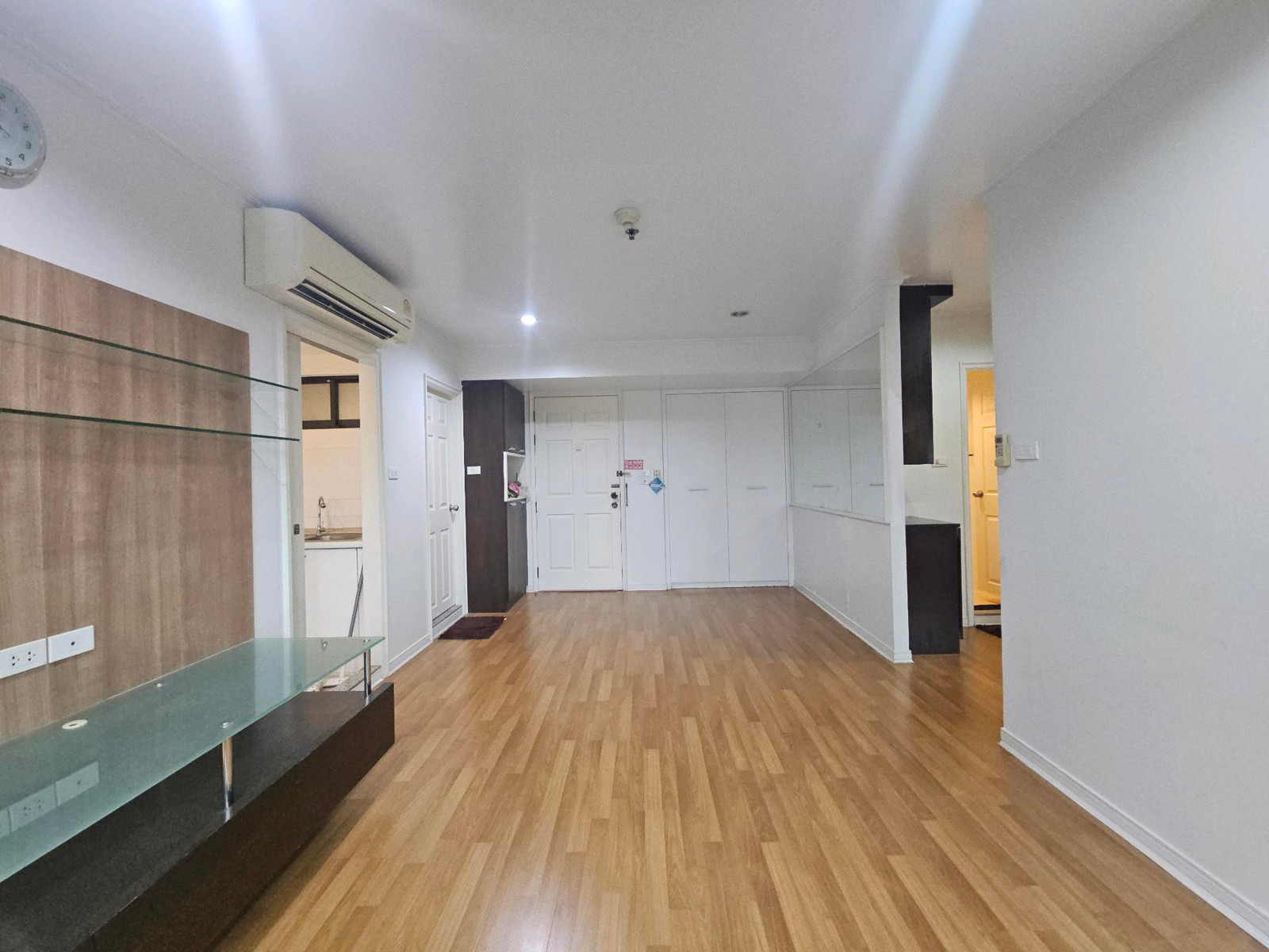 Large condo for sale, Lumpini Place Phahon-Saphan Khwai, 65 sq m, 2 bedrooms, 2 bathrooms, good location on Phahon Yothin Road, near BTS Saphan Khwai & BTS Ari. Large condo for sale, Lumpini Place Phahon-Saphan Khwai, 65 sq m, 2 bedrooms, 2 bathrooms, good location on Phahon Yothin Road, near BTS Saphan Khwai & BTS Ari.