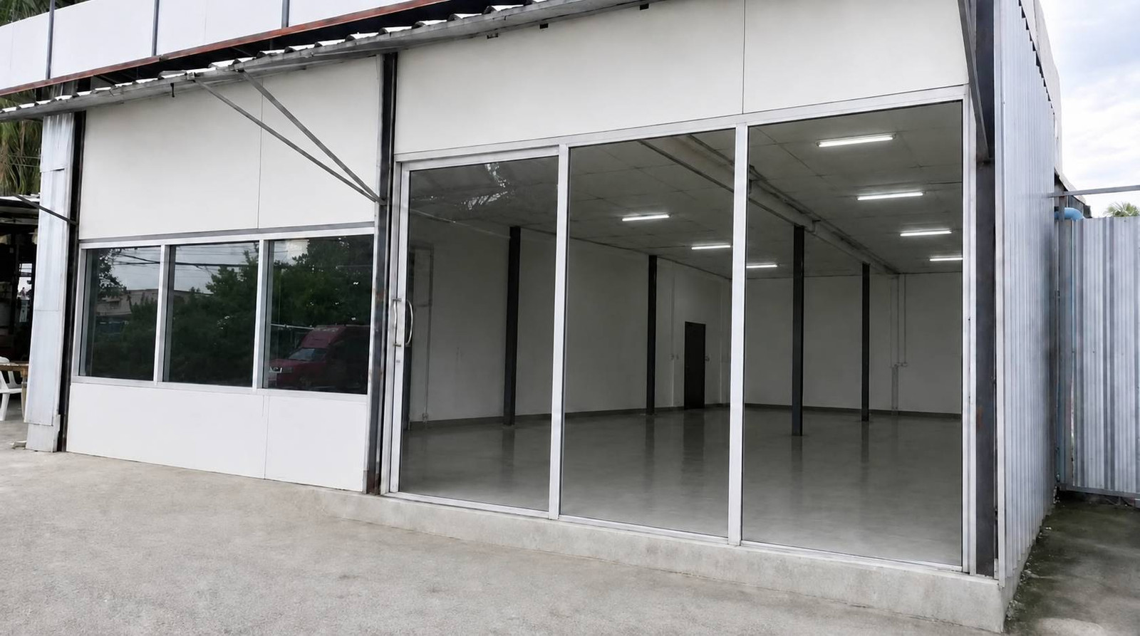 Shop for rent in prime location Entrance to Soi Permsin, Bangkok