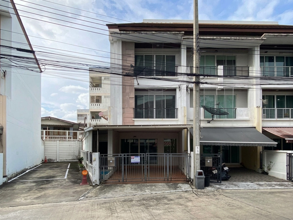 House for sale in the middle of the city, Lat Phrao 101 — Townhome, corner plot, main road, large area 34.8 sq m., single house function, 3 bedrooms, 3 bathrooms + addition of a multi-purpose room. Near the Yellow Line, only 5.33 million baht!