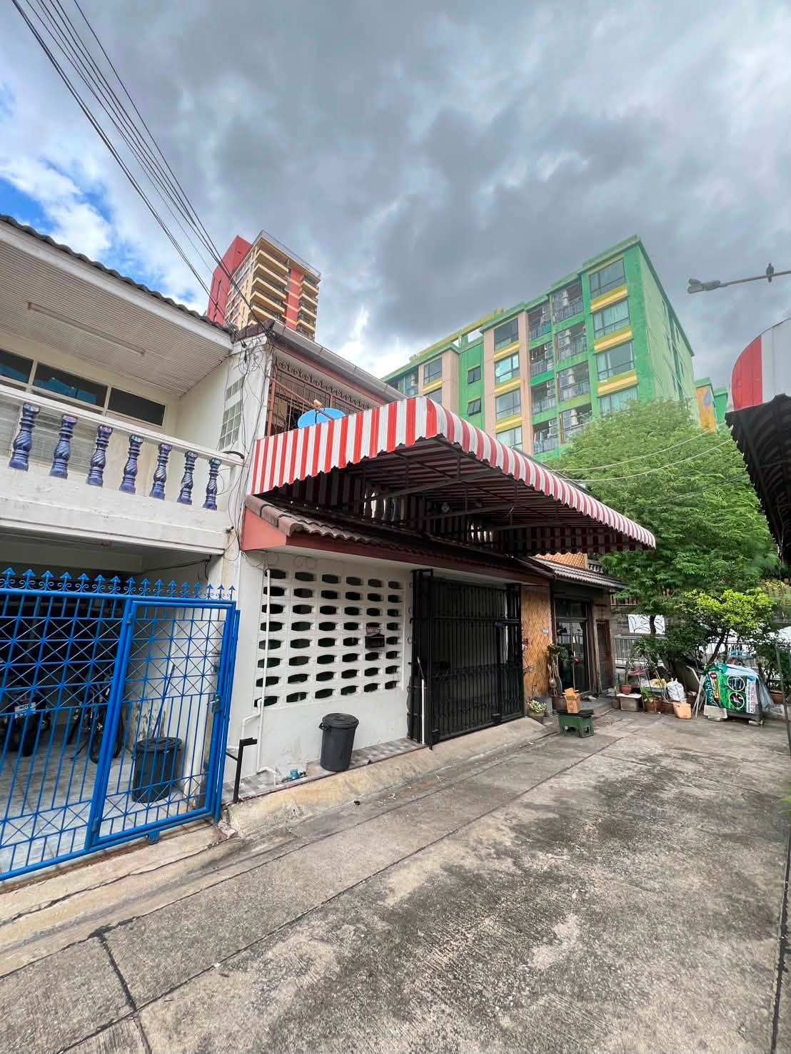 2-story townhome for rent, Pracharat Bamphen Road 16 Air conditioned, fully furnished, 3 bedrooms, 1 multi-purpose room, 2 bathrooms. Monthly rental price 25,000 baht/month.
