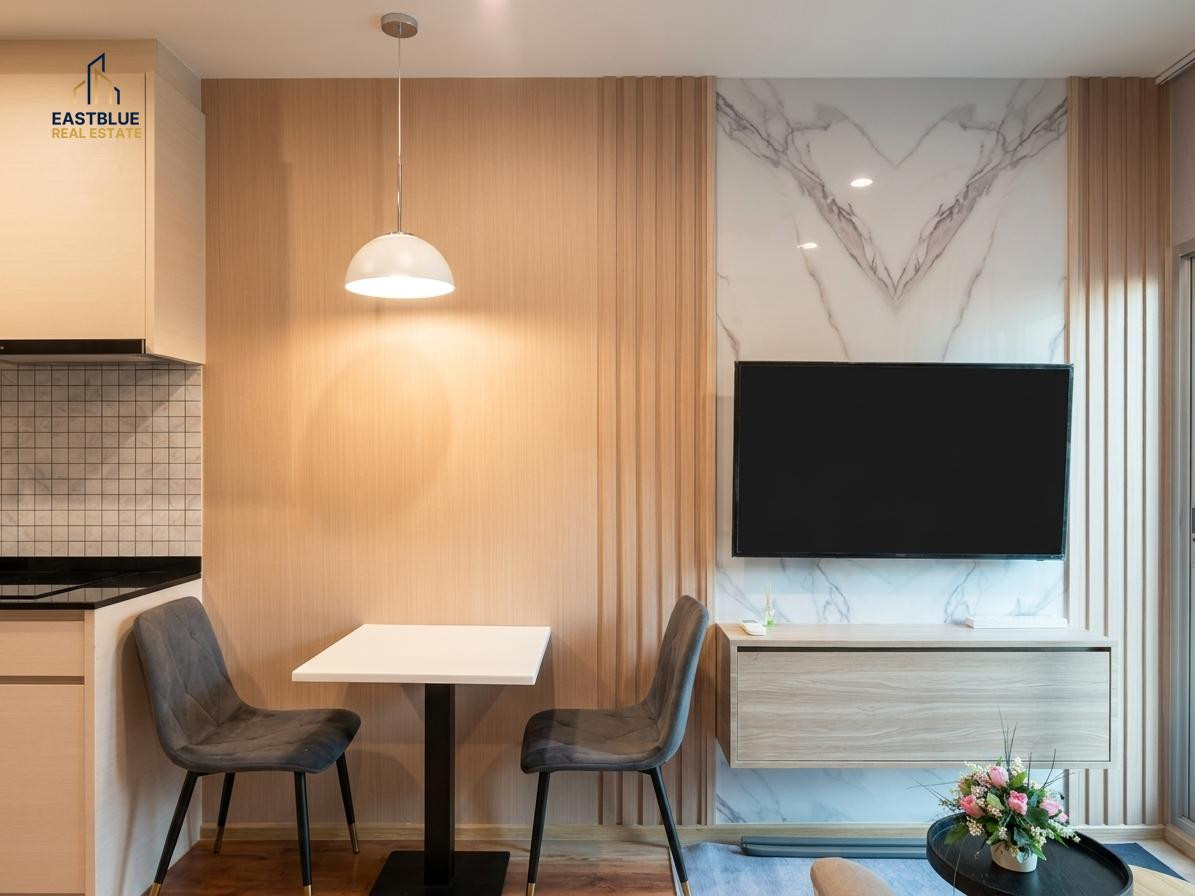 AIA2, opposite AIA1 | Near MRT Thailand Cultural Centre, 100 meters. Super worth it! 🔥 1 bedroom, only 3.X million 💰 Opposite the mall, super convenient 📞 Schedule a viewing 081-152-6154 📍 High floor unit, fully furnished at Noble Revolve Ratchada