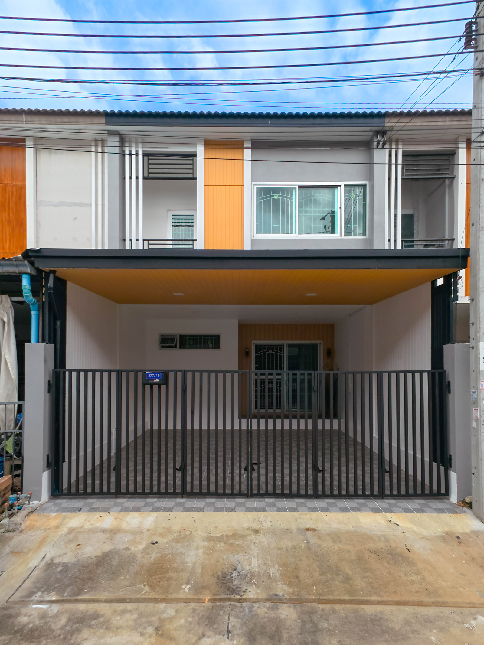 2-story townhouse for sale, Ratchaphruek Village, Phase 3, Chalong Krung 61, 3 bedrooms, 2 bathrooms, area 32 sq m, wide area, complete functions.