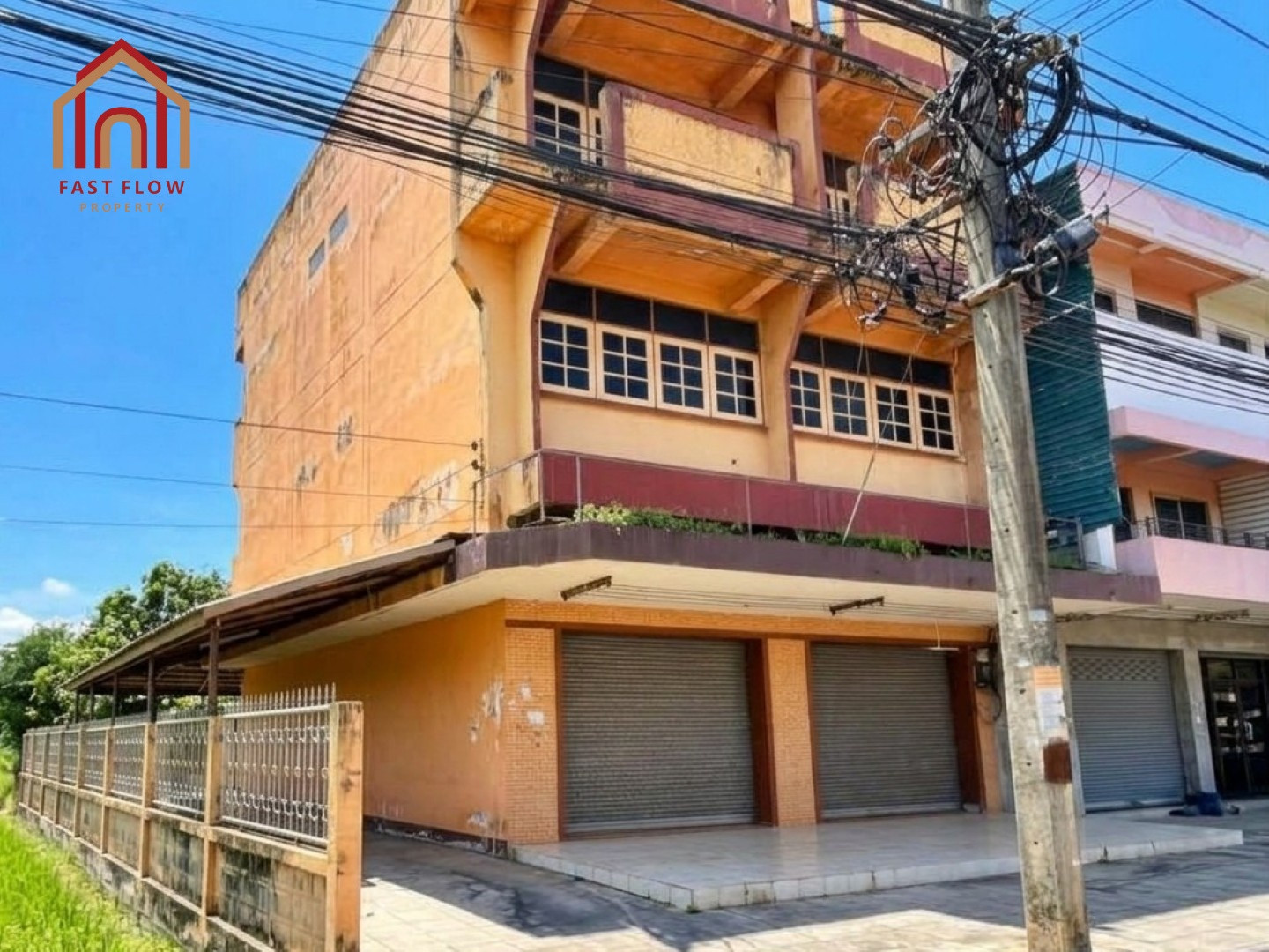 For Rent: Ground floor space of a 2-unit commercial building (corner unit). Located near Makro Uttaradit, at the intersection of Jetsadabodin Road and Borom-at Road. Suitable for a coffee shop, pharmacy, convenience store, clinic, or office.