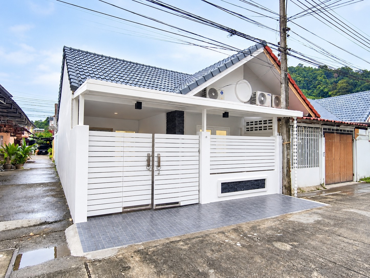 For sale cheap, renovated townhouse Phakdee Village, Kathu, Soi Namtok Kathu, corner house, 2 bedrooms, 1 bathroom, ready to move in, price 2.8 million, call 082-4426354 Khun Nice.