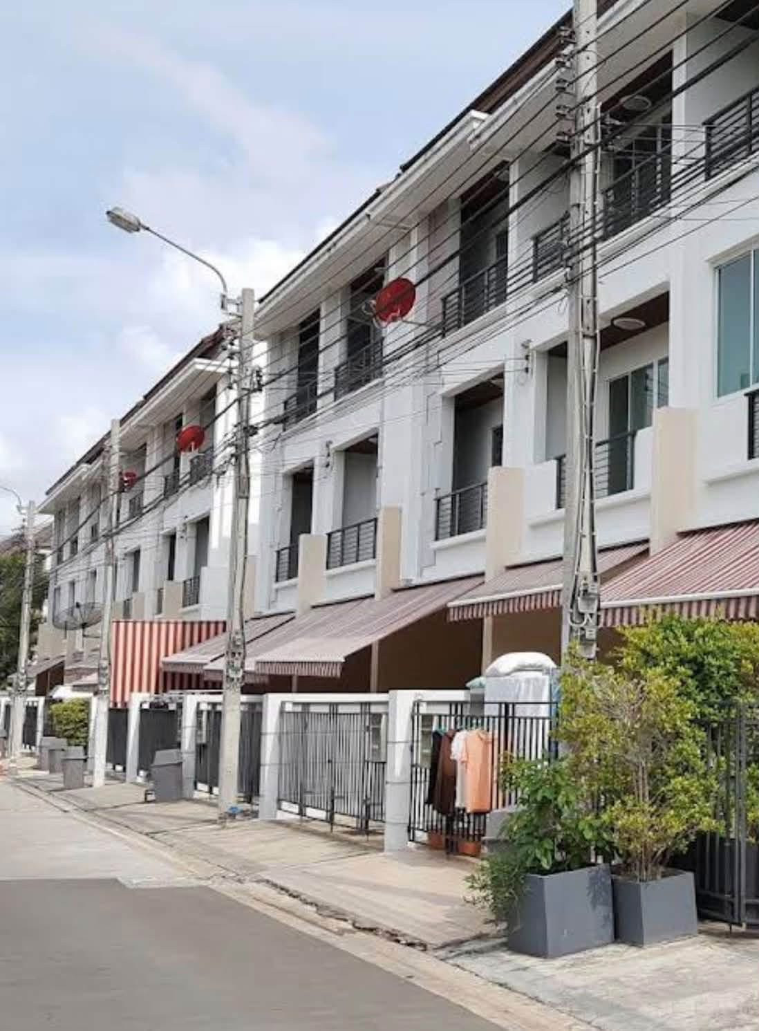 Townhome for rent Baan Klang Muang Escent Sathorn-Taksin 2, near BTS Wutthakat and The Mall Tha Phra. Townhome for rent Baan Klang Muang Escent Sathorn-Taksin 2, near BTS Wutthakat and The Mall Tha Phra.