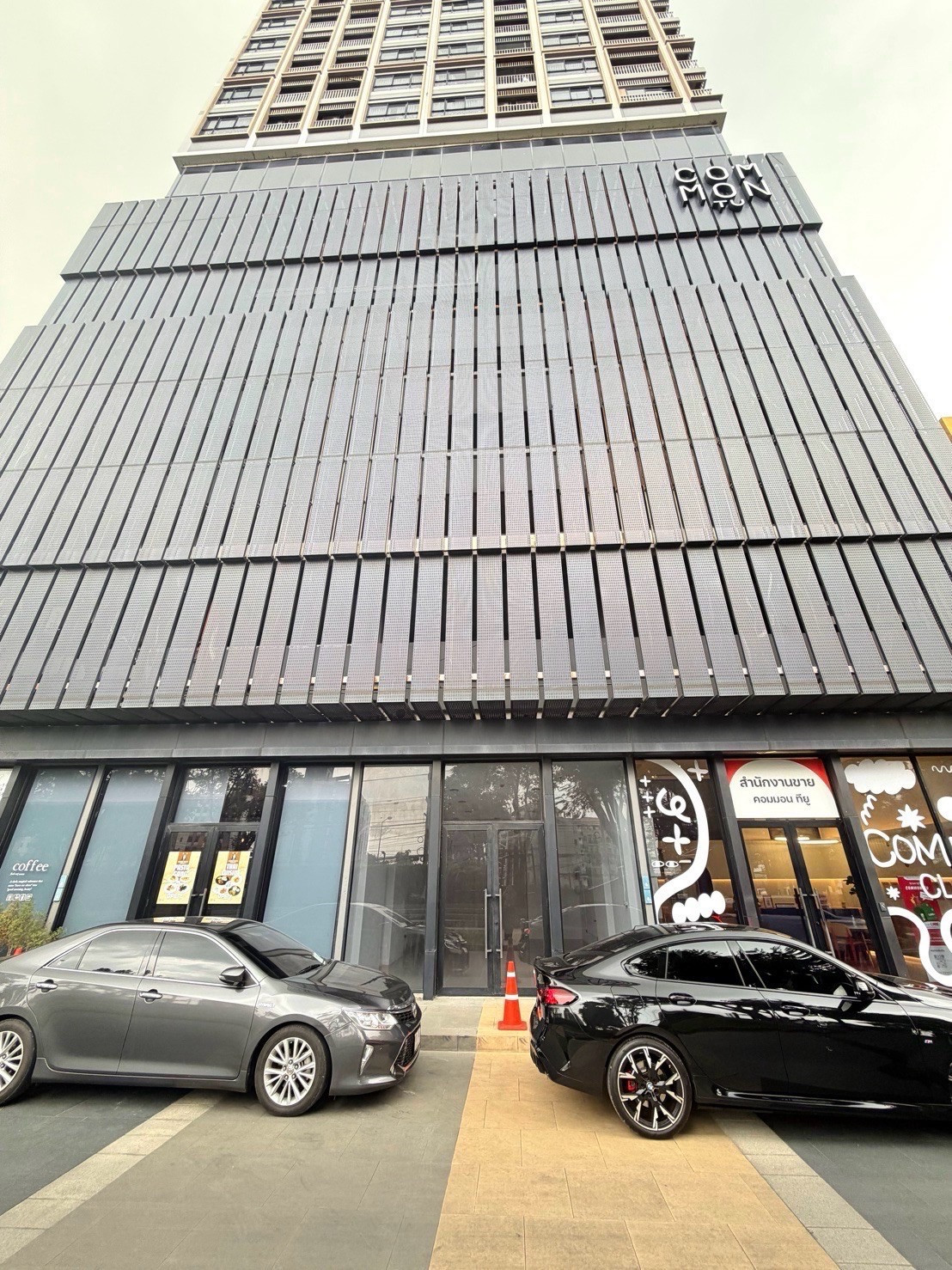 Shop room for rent under Common TU Condo, prime location in front of Thammasat University, Rangsit Center. Shop room for rent under Common TU Condo, prime location in front of Thammasat University, Rangsit Center.